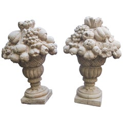 Coppia di ornamenti da giardino a forma di cesto di frutta in cemento fuso