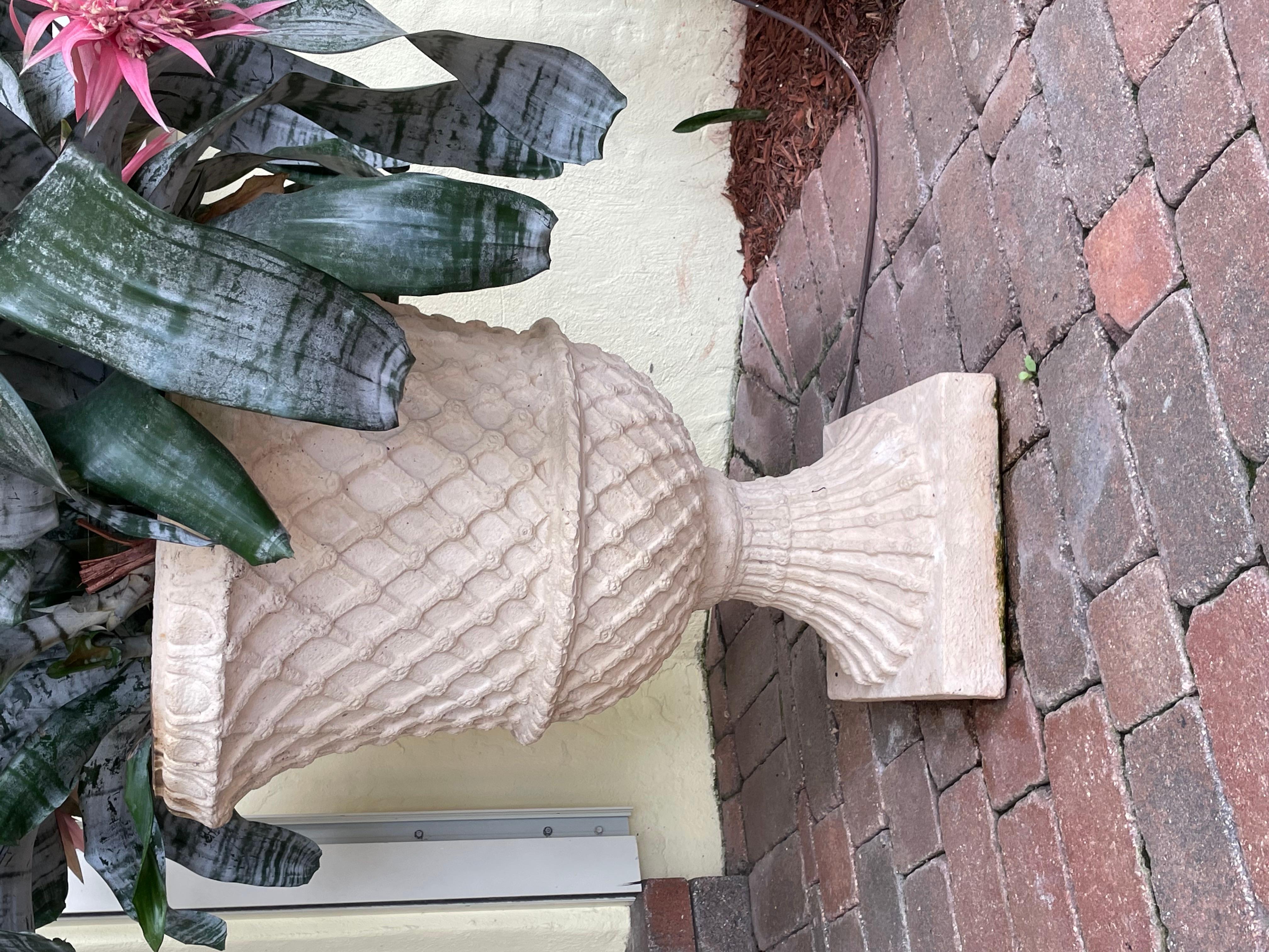 
Coppia di urne in corallo intrecciate a cesto
Di forma Campagna.
Altezza 26 pollici (66,04 cm), Diametro 20 pollici (50,8 cm)
Rapporto sulle condizioni
Aspetto e condizioni generali buone