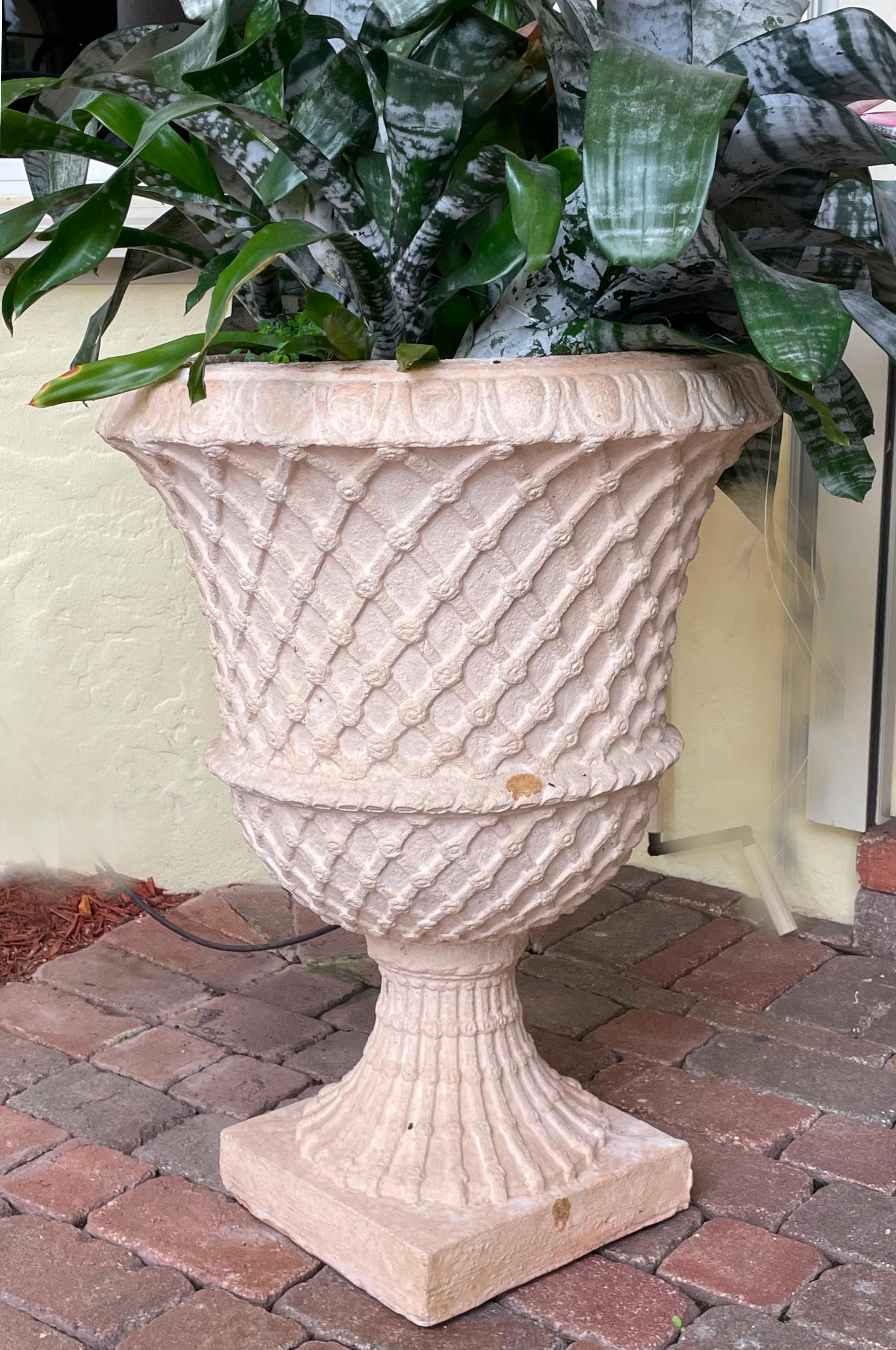 Coppia di urne in corallo intrecciate a cesto In condizioni buone in vendita a West Palm Beach, FL