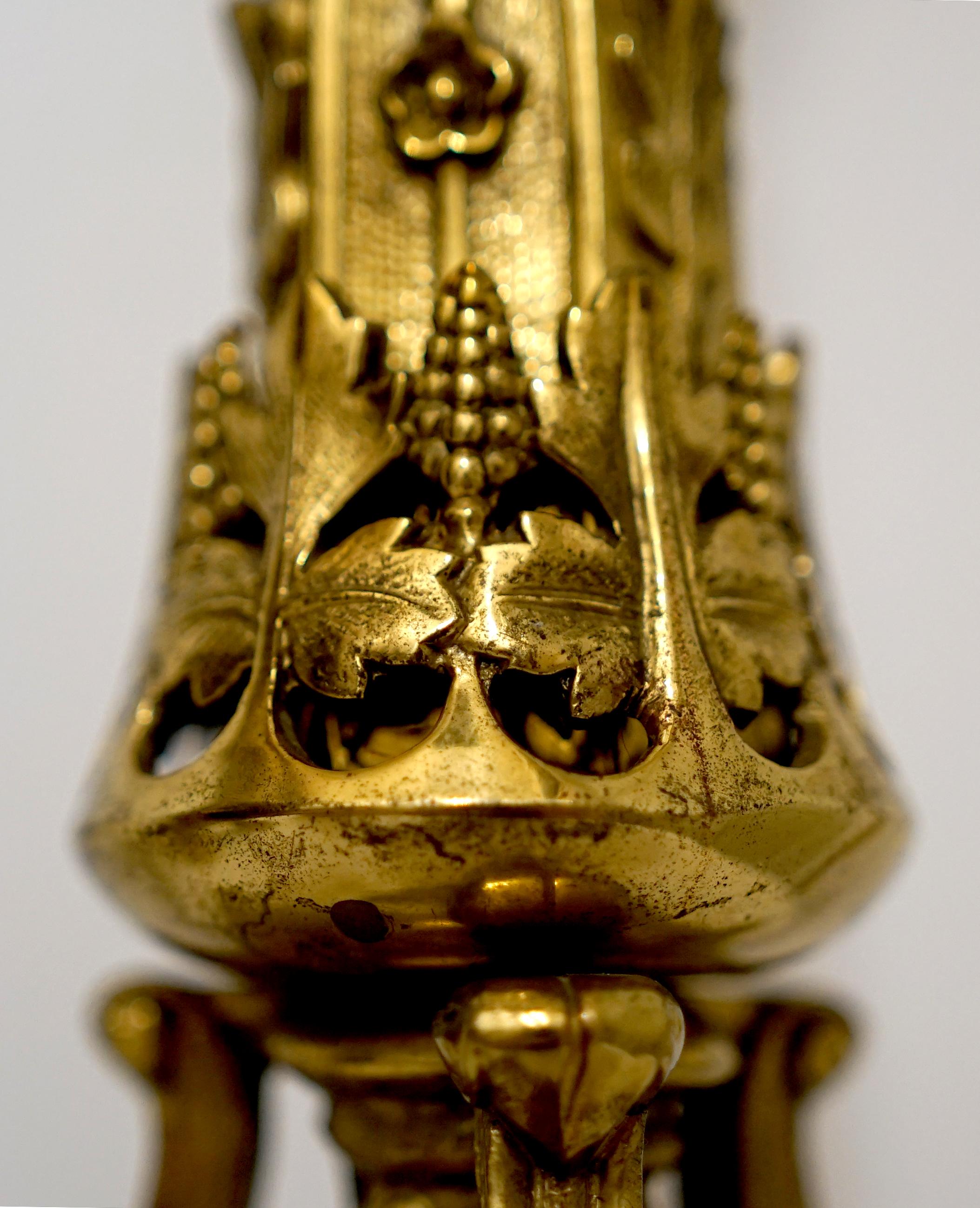 Paire de lampes de bureau tour Gargoyle en bronze doré moulé ou en laiton avec abat-jour en vente 2