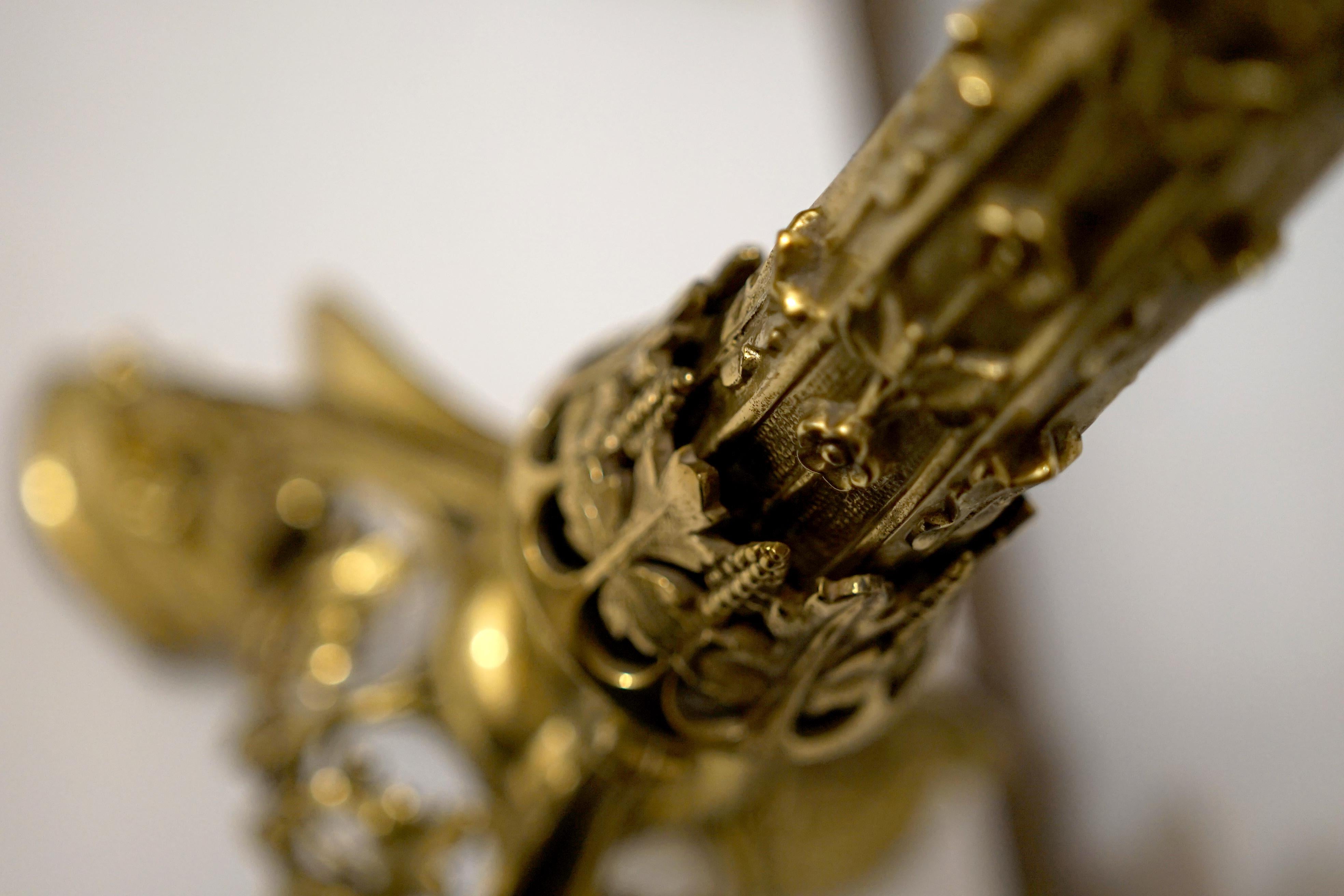 Paire de lampes de bureau tour Gargoyle en bronze doré moulé ou en laiton avec abat-jour en vente 3