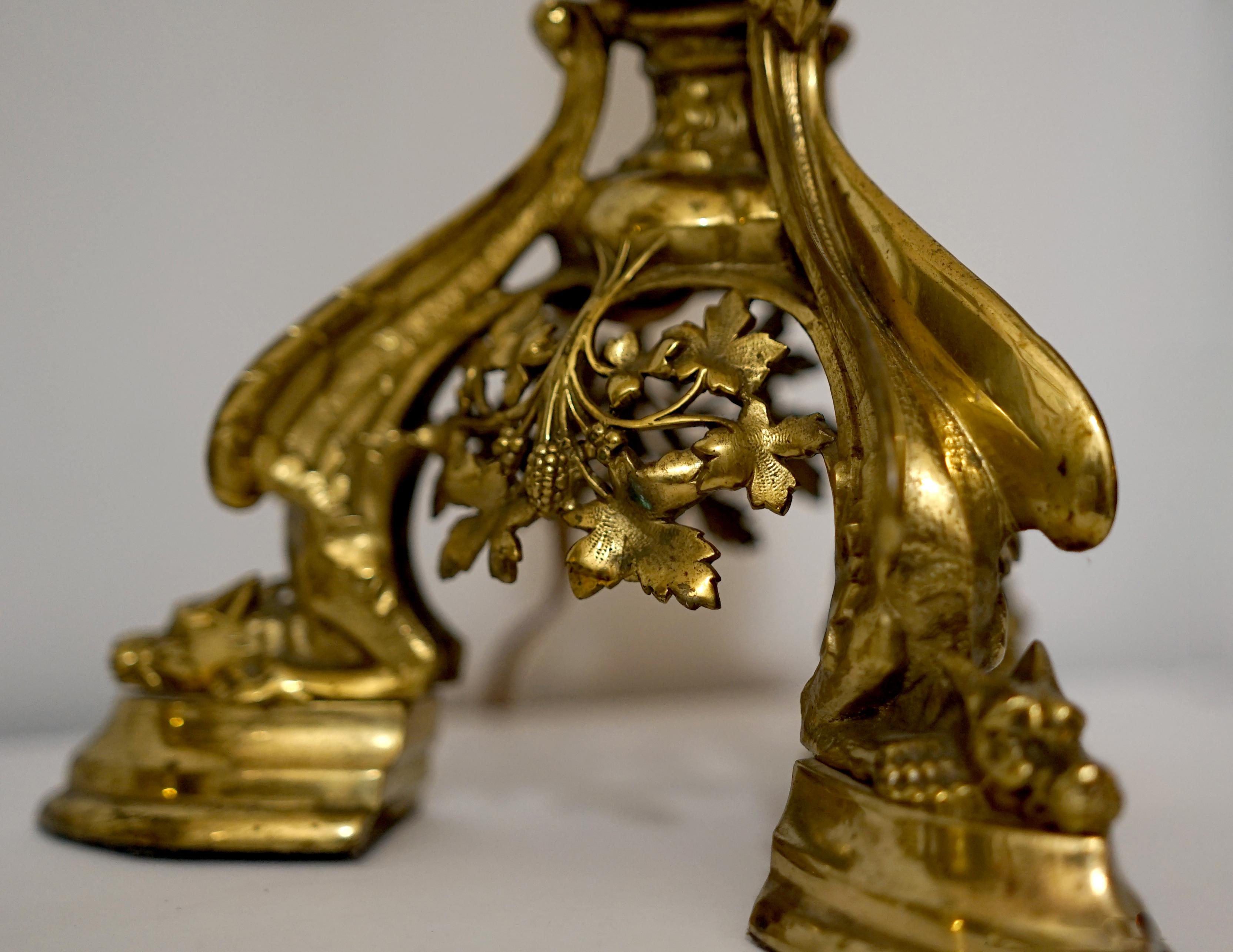 Rococo Paire de lampes de bureau tour Gargoyle en bronze doré moulé ou en laiton avec abat-jour en vente