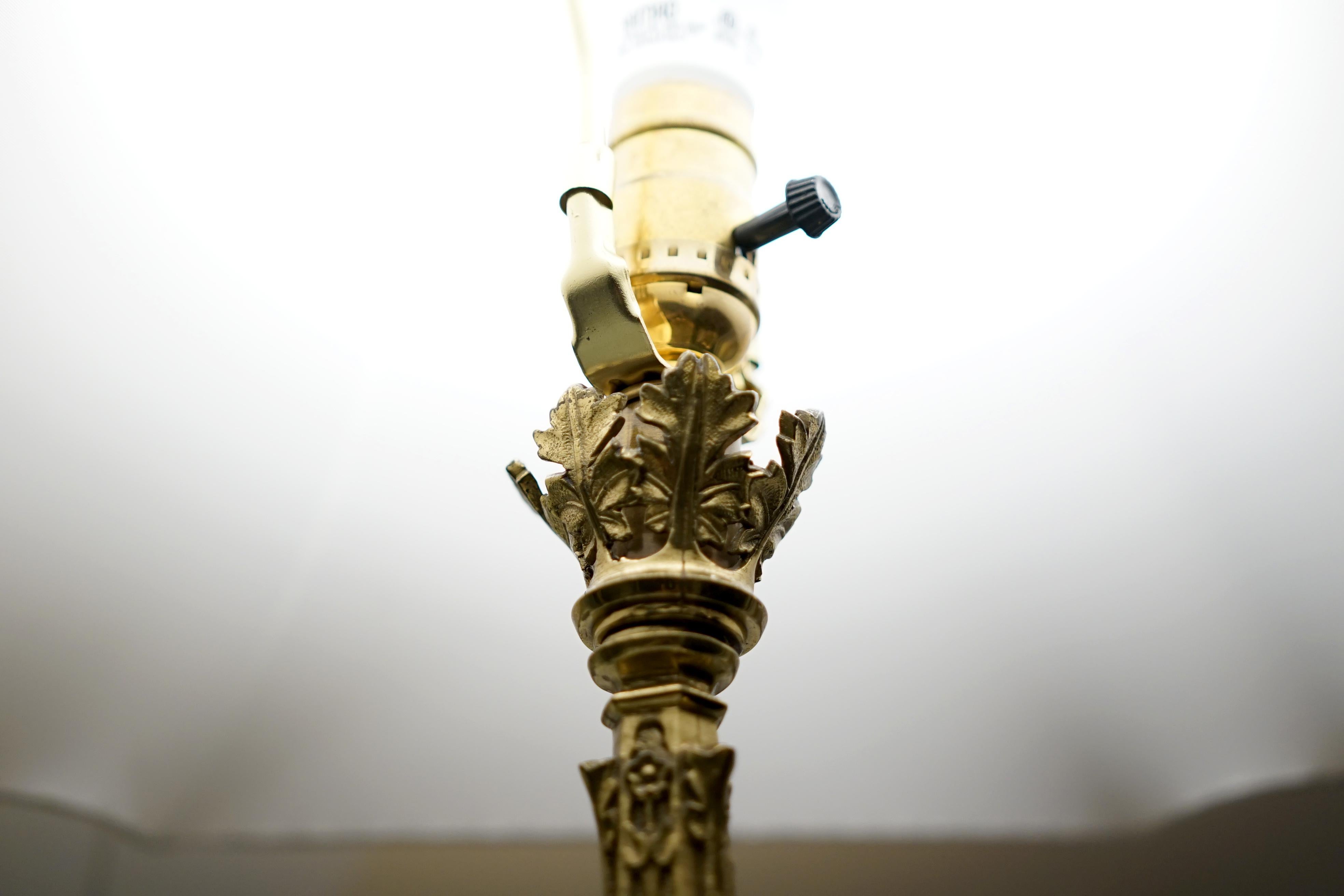 Canadien Paire de lampes de bureau tour Gargoyle en bronze doré moulé ou en laiton avec abat-jour en vente