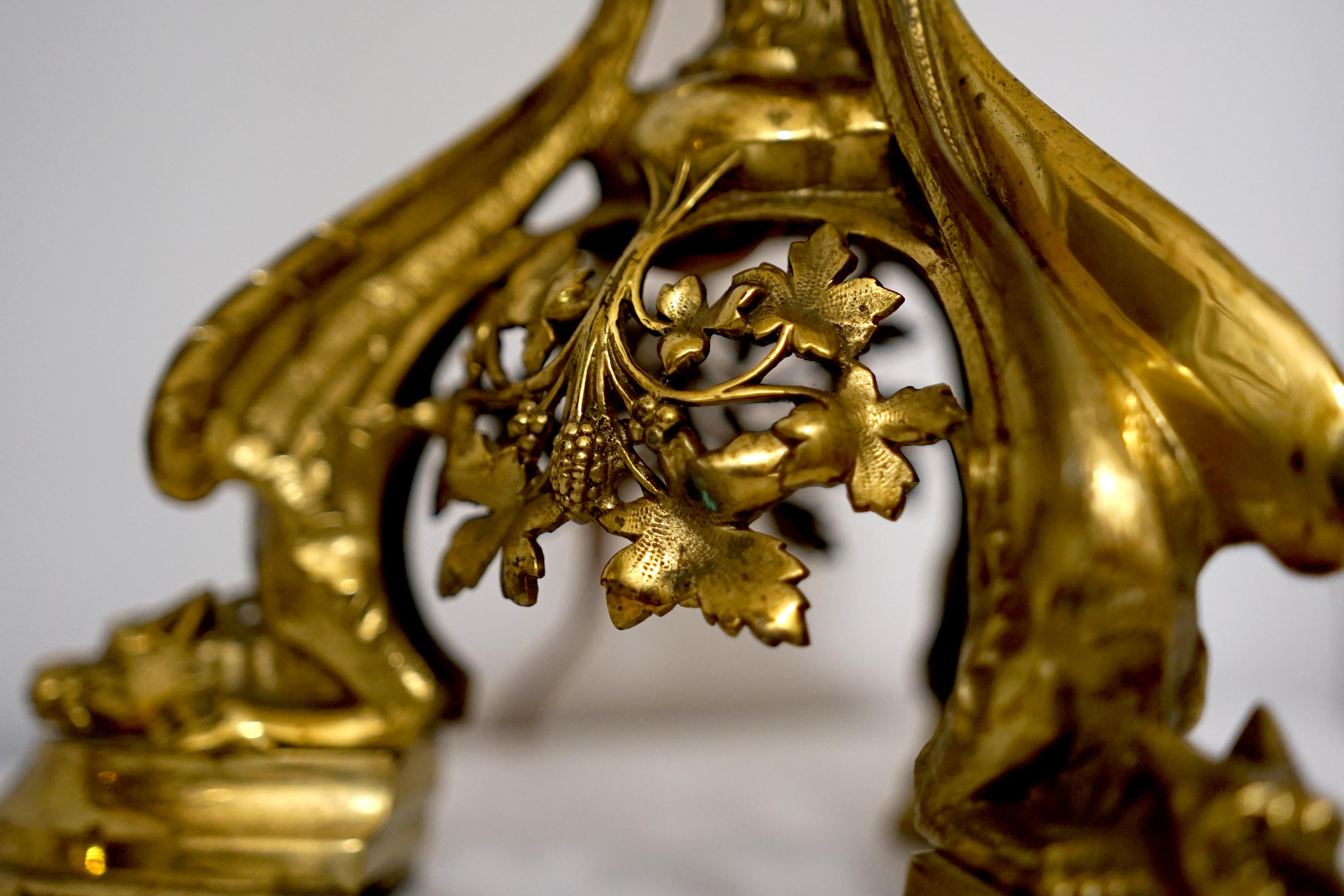 Paire de lampes de bureau tour Gargoyle en bronze doré moulé ou en laiton avec abat-jour Bon état - En vente à Lomita, CA