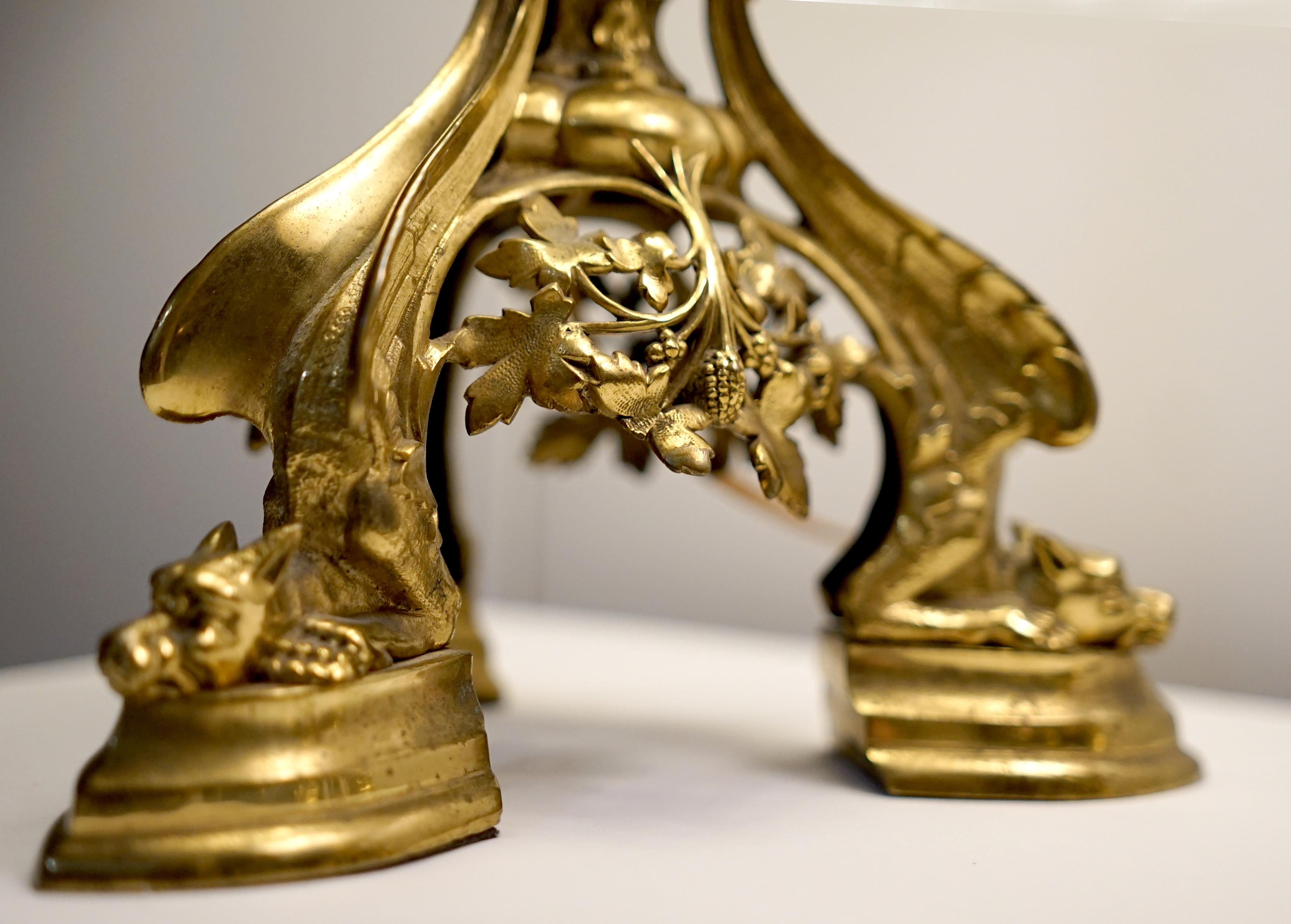 20ième siècle Paire de lampes de bureau tour Gargoyle en bronze doré moulé ou en laiton avec abat-jour en vente