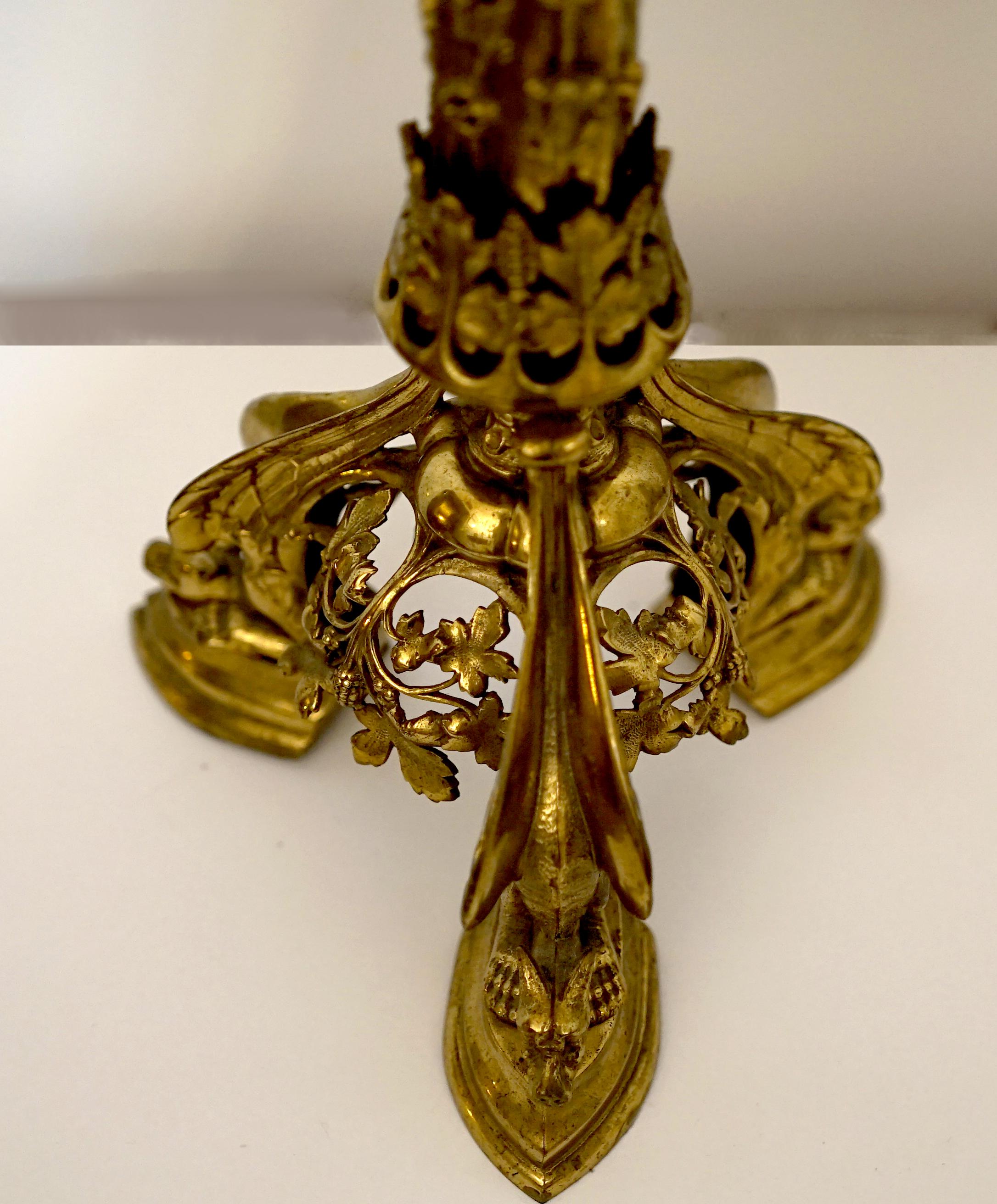 Laiton Paire de lampes de bureau tour Gargoyle en bronze doré moulé ou en laiton avec abat-jour en vente