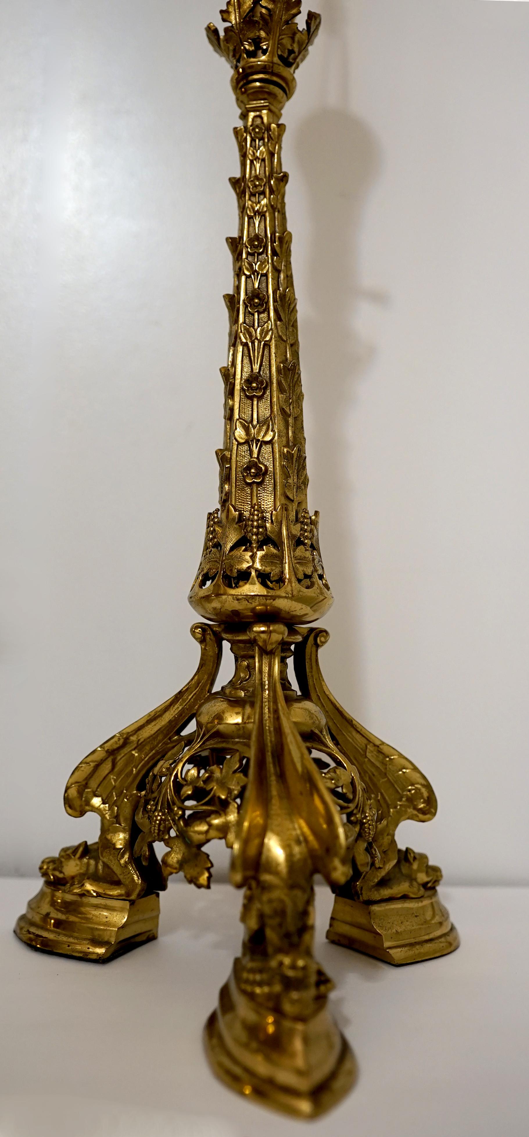 Paire de lampes de bureau tour Gargoyle en bronze doré moulé ou en laiton avec abat-jour en vente 1