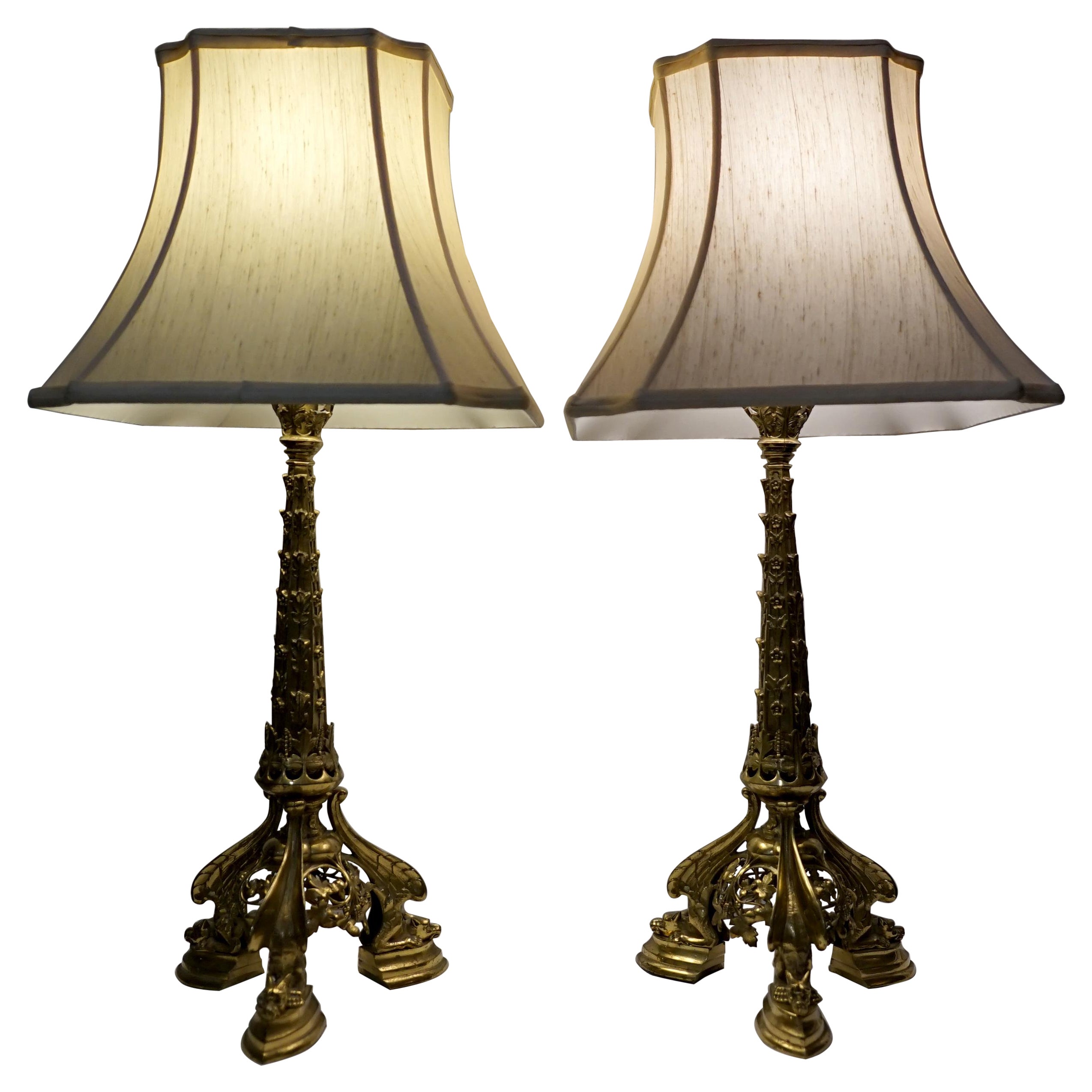 Paar gegossene vergoldete Gargoyle Turm Bronze oder Messing Tischlampen mit Schirmen im Angebot