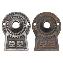 Coppia di rosette estetiche in ghisa per porte, inizio XX secolo.