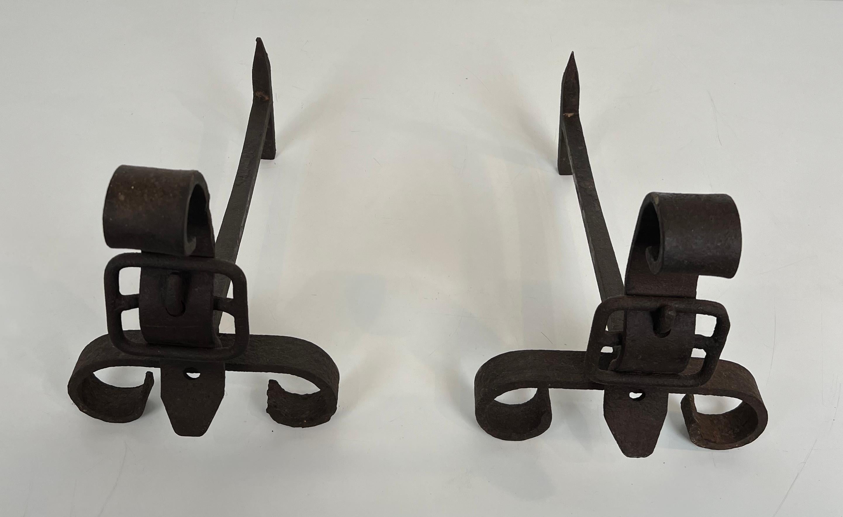 Pair of cast iron and wrought iron andirons representing a belt. French work. In Good Condition For Sale In Marcq-en-Barœul, Hauts-de-France