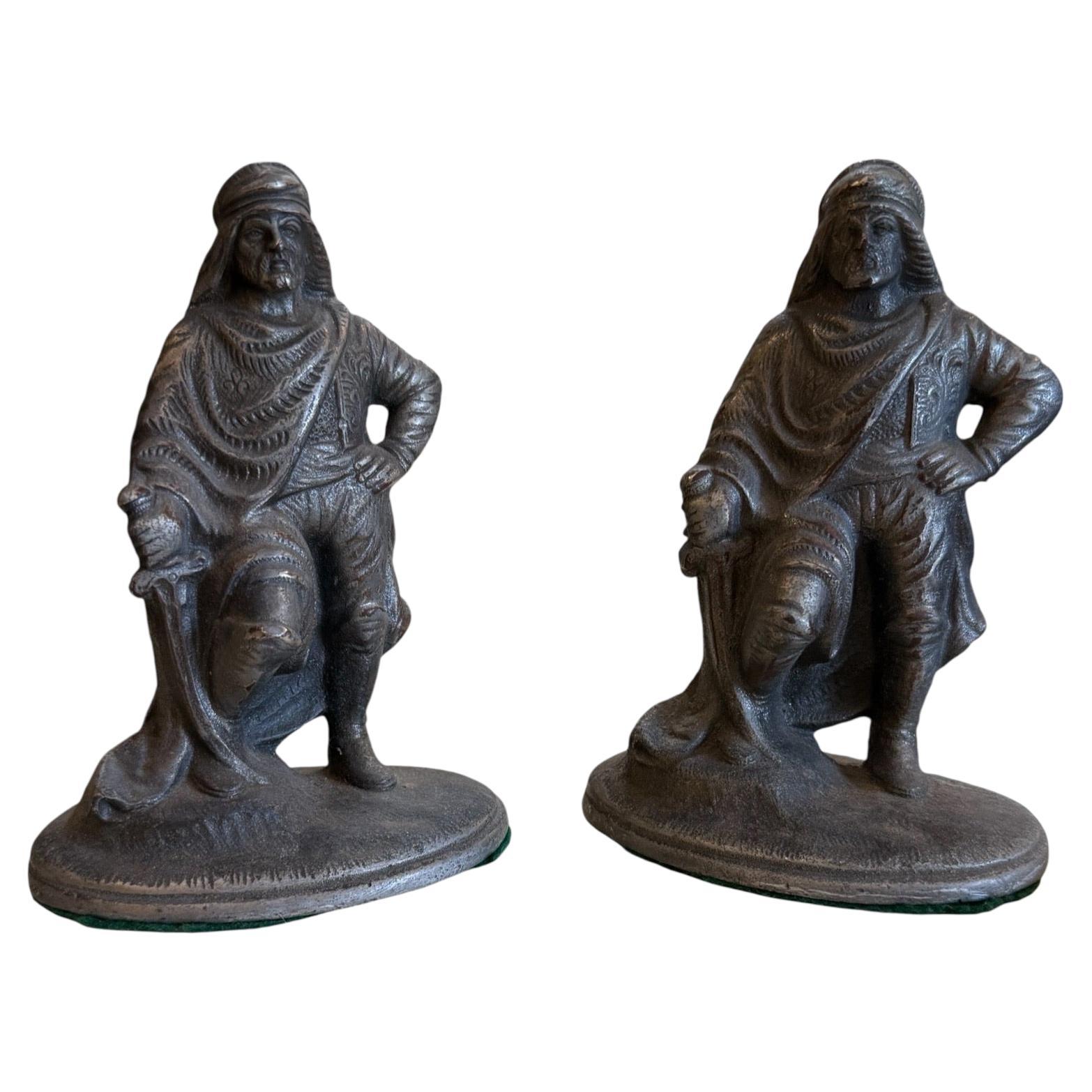 Coppia di reggilibri Hubley "Arabian Soldier" in ghisa, grande patina anni '30 in vendita