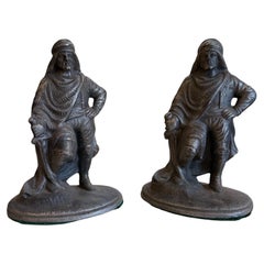 Coppia di reggilibri Hubley "Arabian Soldier" in ghisa, grande patina anni '30