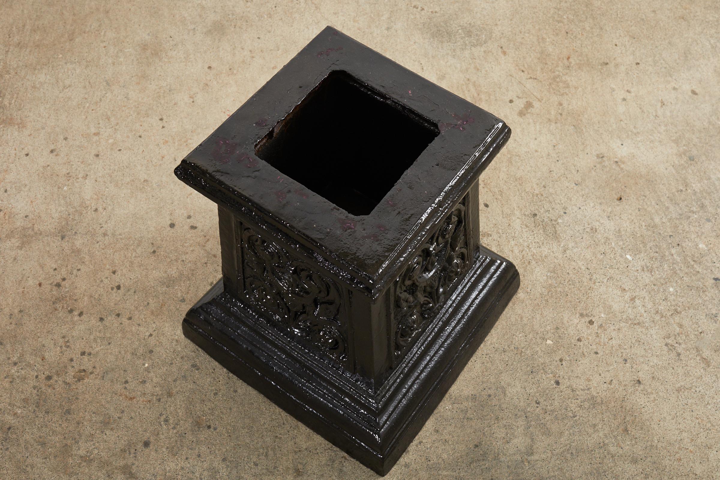 Paire d'urnes de jardin en fonte de forme Campana sur Stand en vente 7