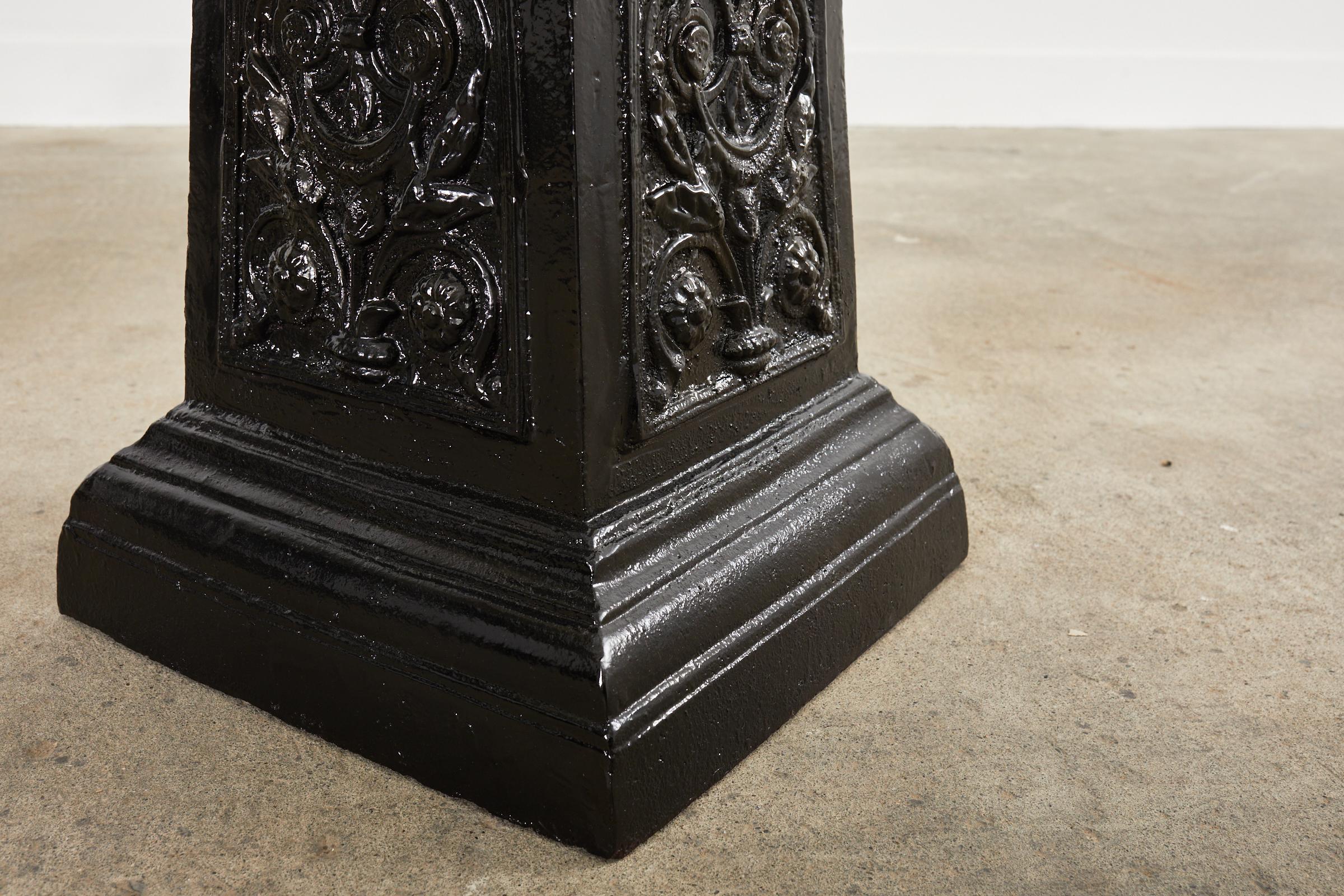 Paire d'urnes de jardin en fonte de forme Campana sur Stand en vente 8