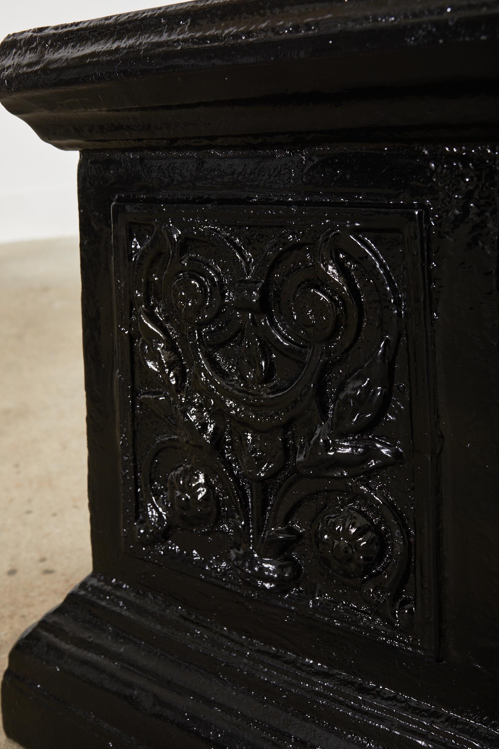 Paire d'urnes de jardin en fonte de forme Campana sur Stand en vente 9