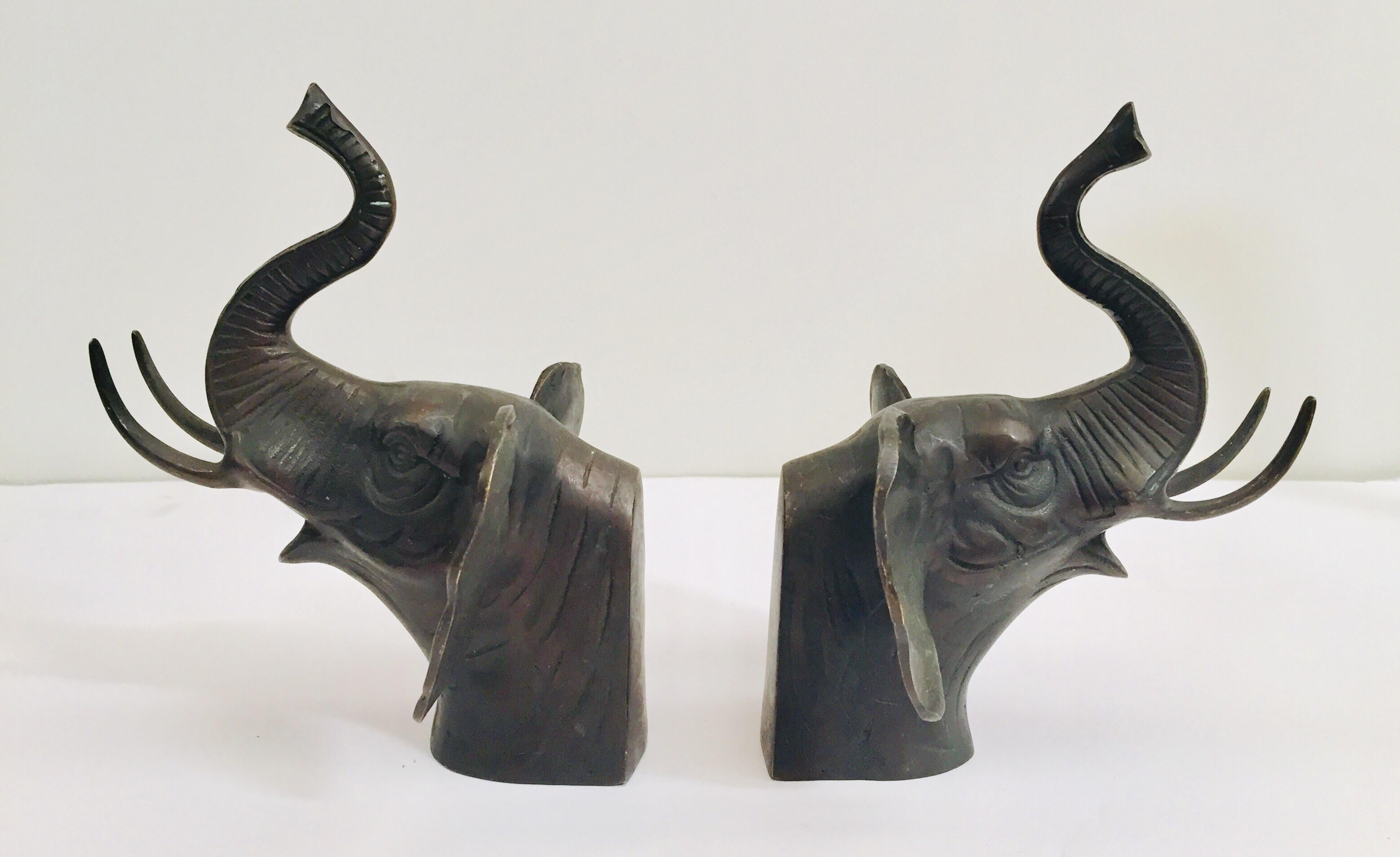 Cast iron elephant heads bookends.
Elephant heads in dark bronze patinated color, nice quality and details sculpture.
Great to use as bookends, paperweights, or decorative elephant sculptures around the house.
Elephant heads in cast metal bronze