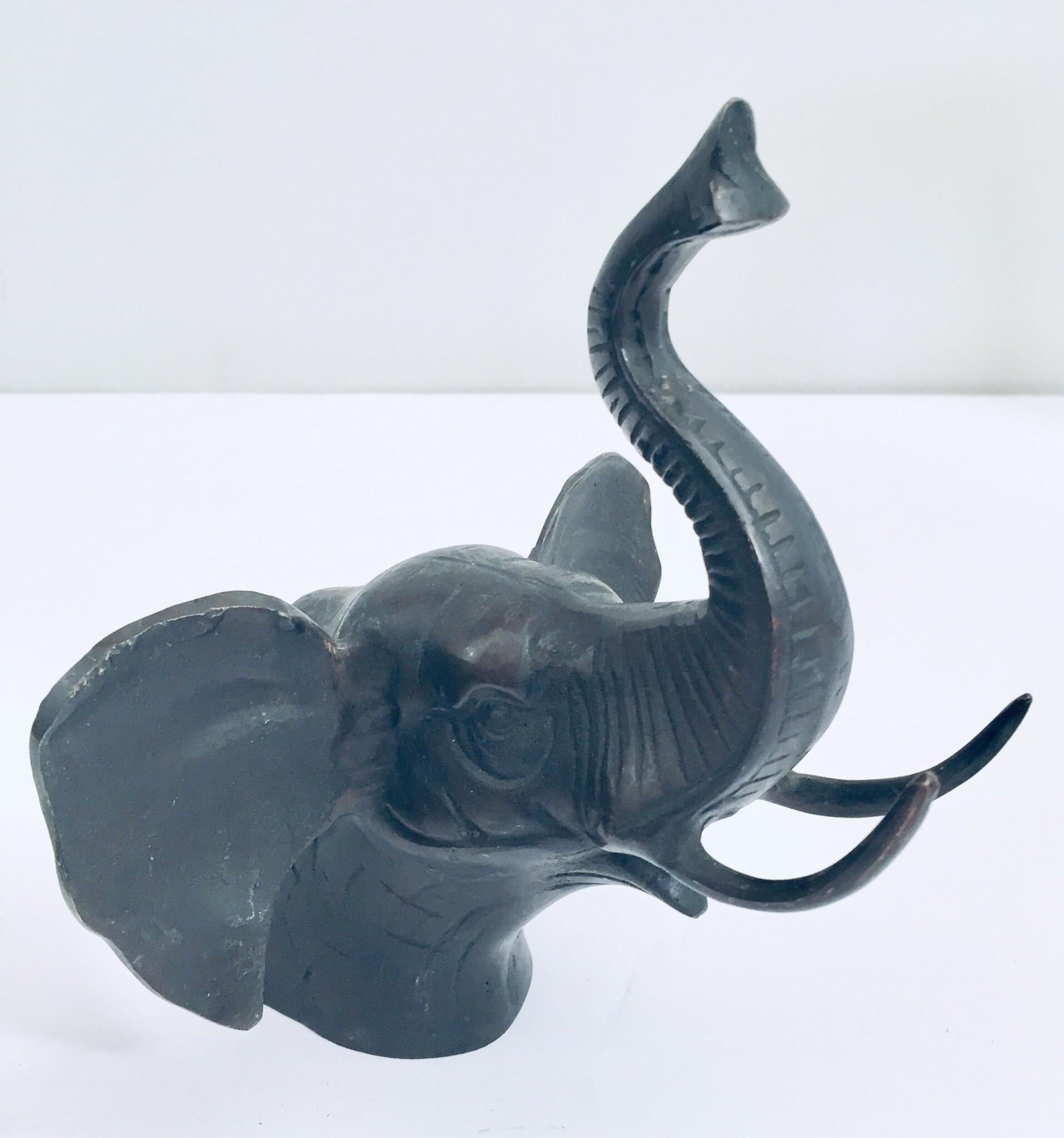 20ième siècle Paire de serre-livres à têtes d'éléphants en fonte en vente
