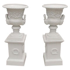 Paire d'urnes de jardin à fleurs Campana en fonte sur socles carrés, vers 1890