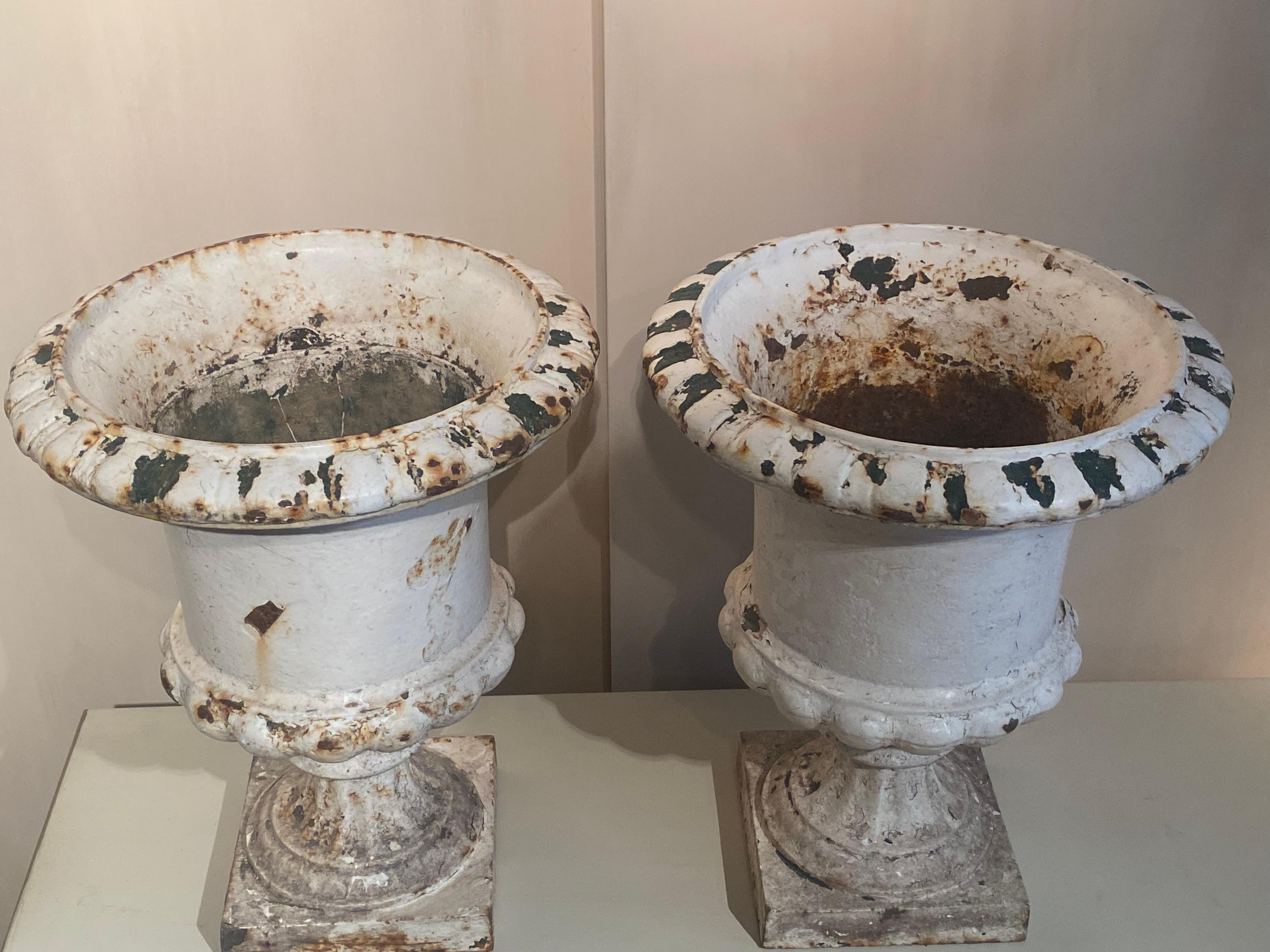 Pair of Cast Iron Garden Urns In Good Condition For Sale In Schellebelle, BE