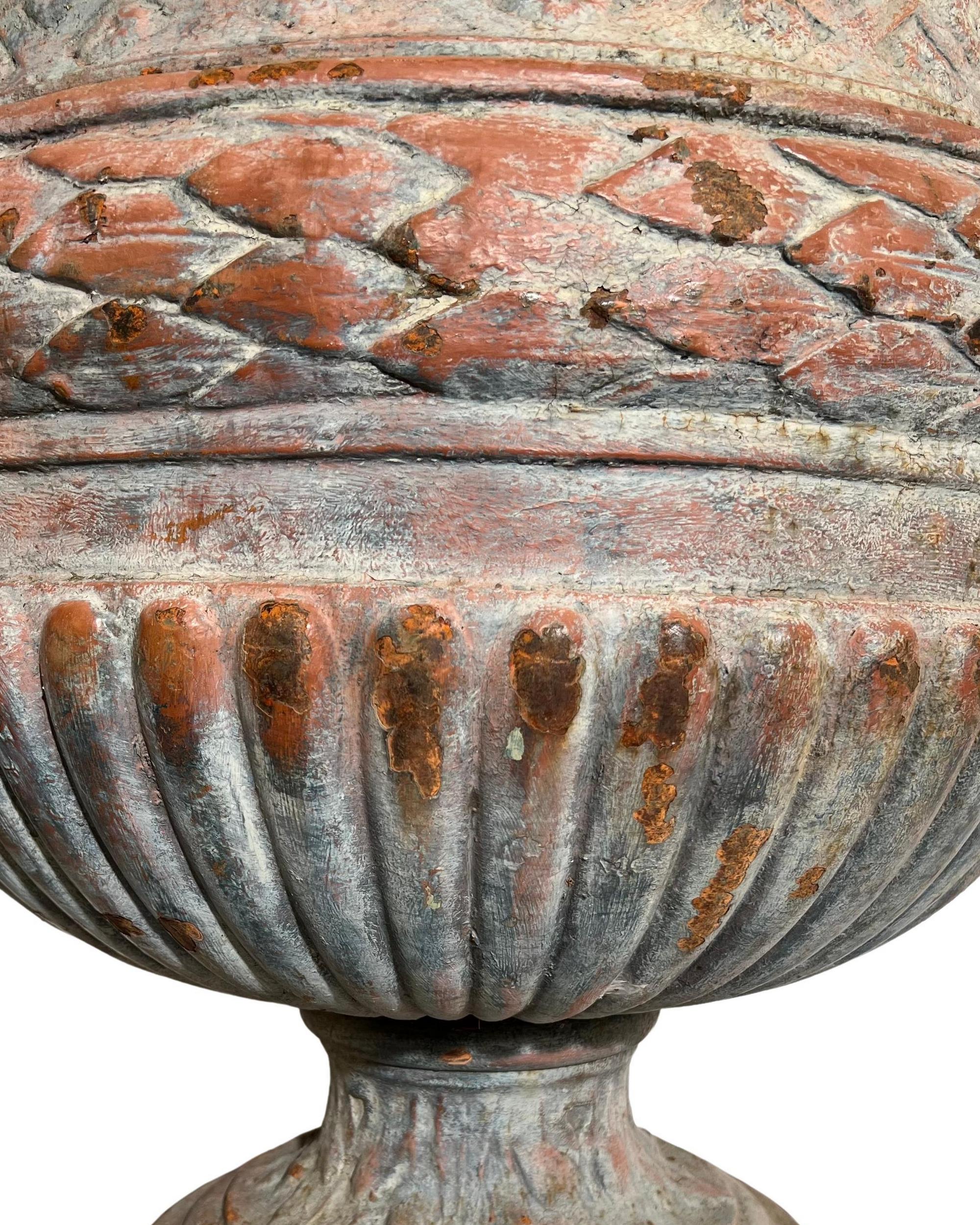 Pair of cast iron garden vases, Fonderie d'art du Val d'Osne, France circa 1850 In Good Condition For Sale In Paris, FR