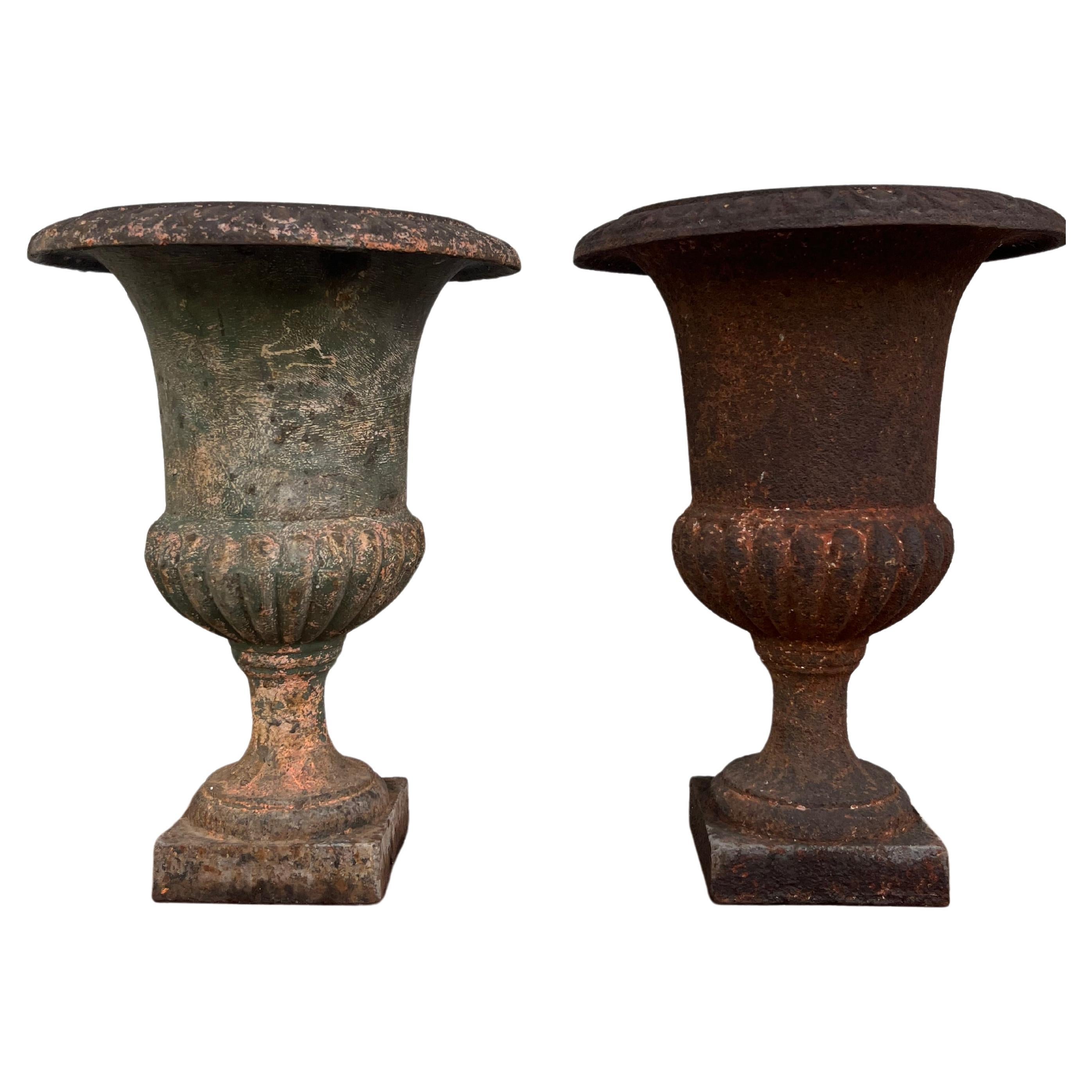 Set de 2 jarrones de jardín de hierro fundido  Estilo Luis XIV Fabricado en  Italia  1930s