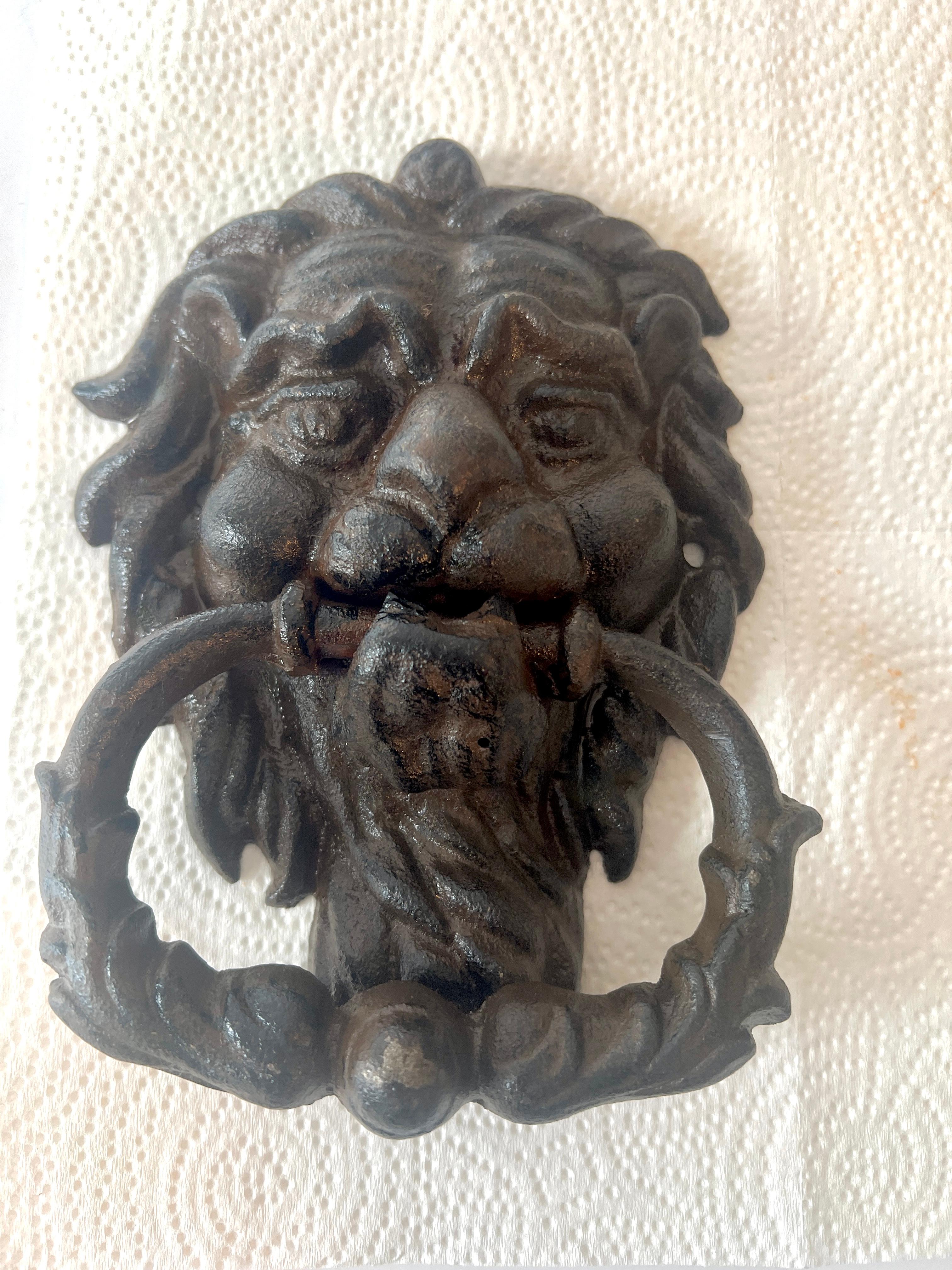 Coppia di battenti per porte con leoni in ghisa In condizioni buone in vendita a Los Angeles, CA