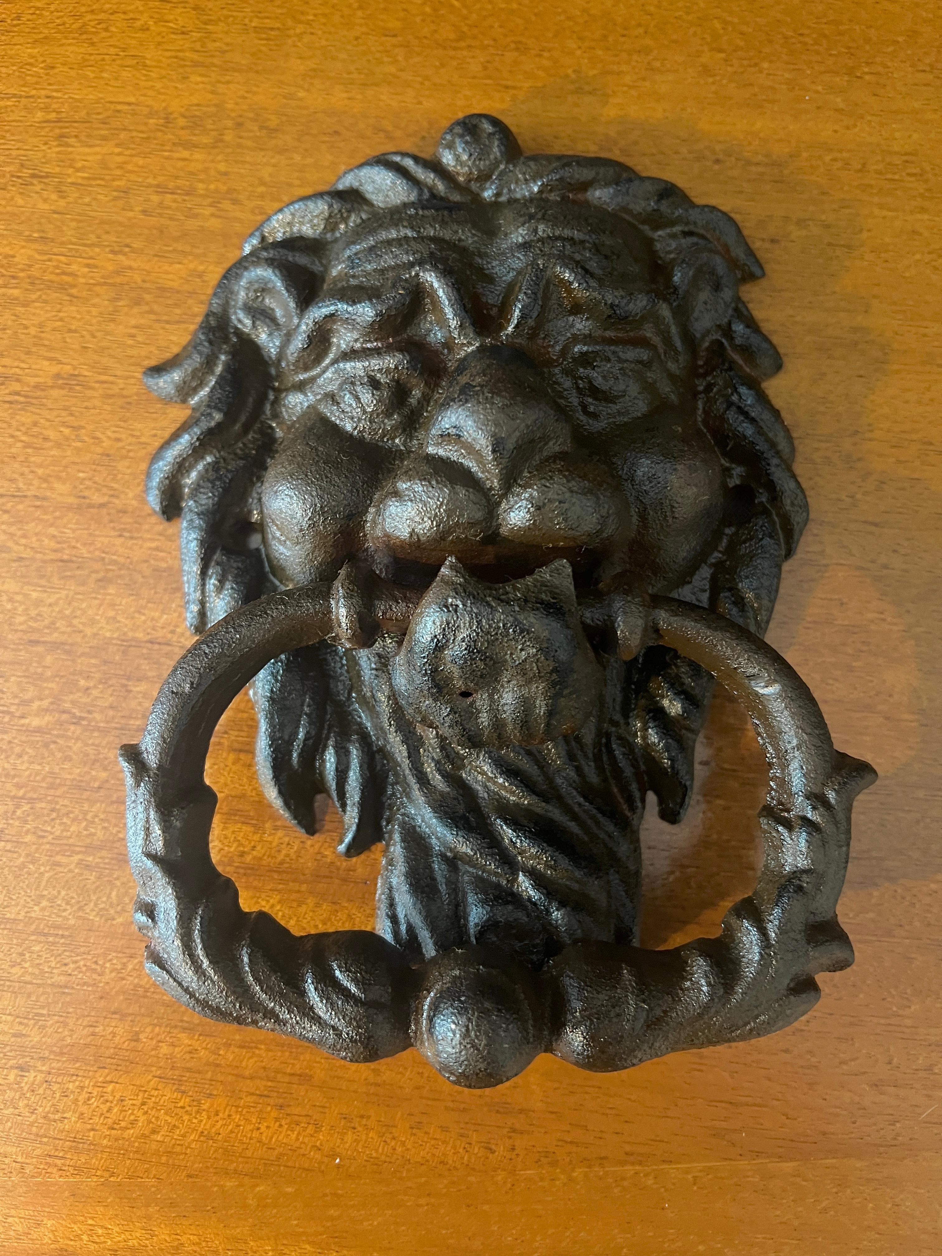 XX secolo Coppia di battenti per porte con leoni in ghisa in vendita