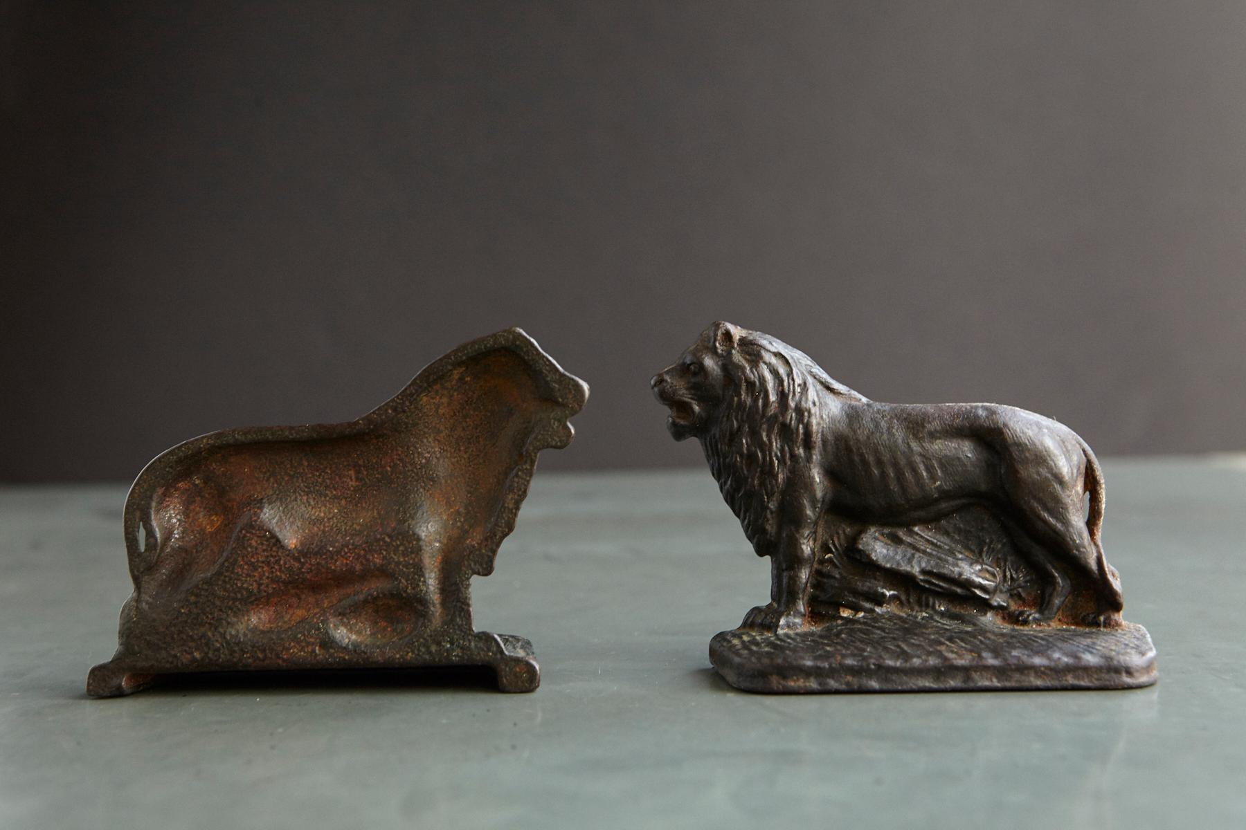 Pair of Cast Iron Lions Bookends, circa 1920s In Good Condition In Pau, FR