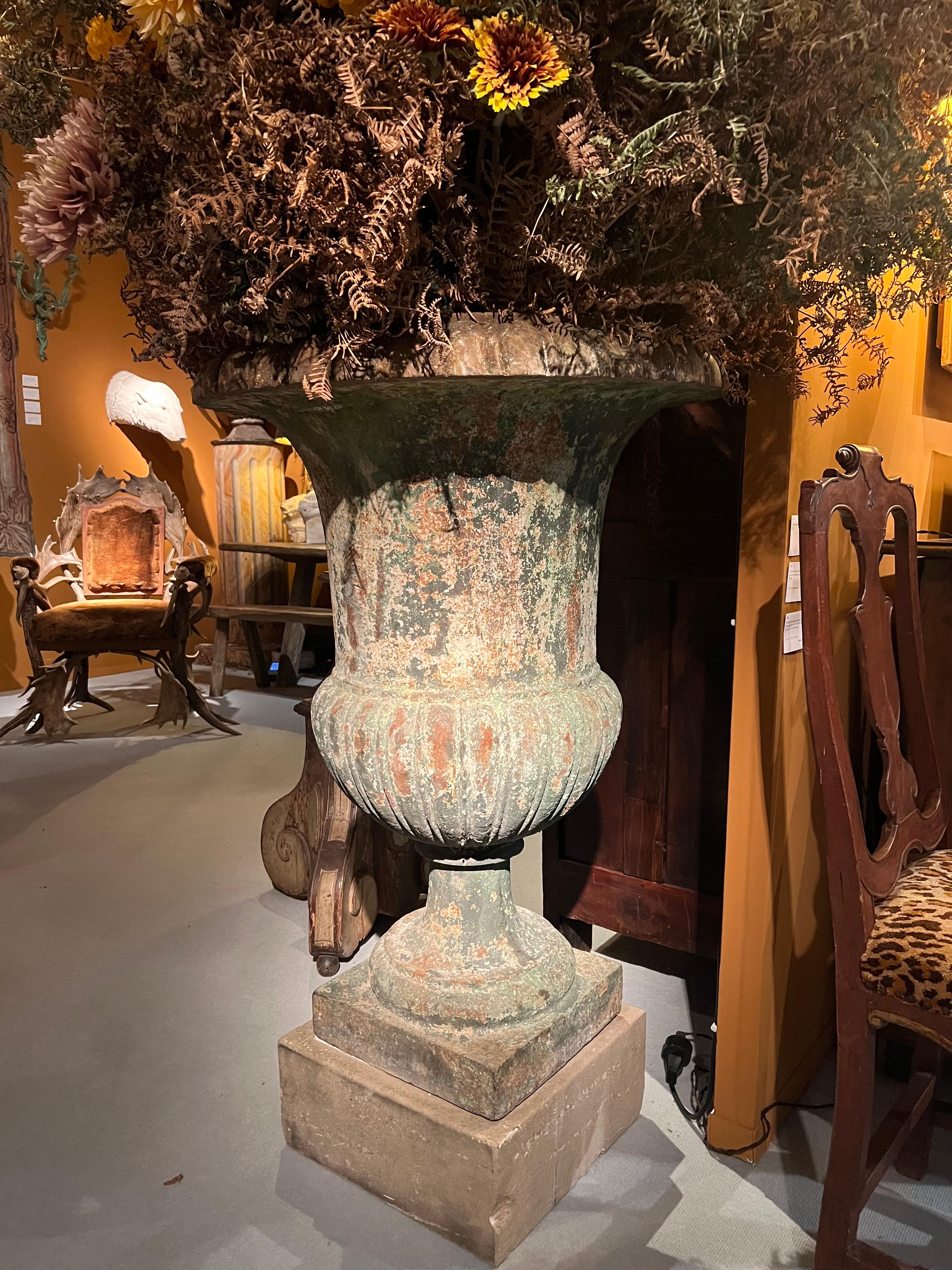 Autre Paire de vases Médicis en fonte patine verte en vente