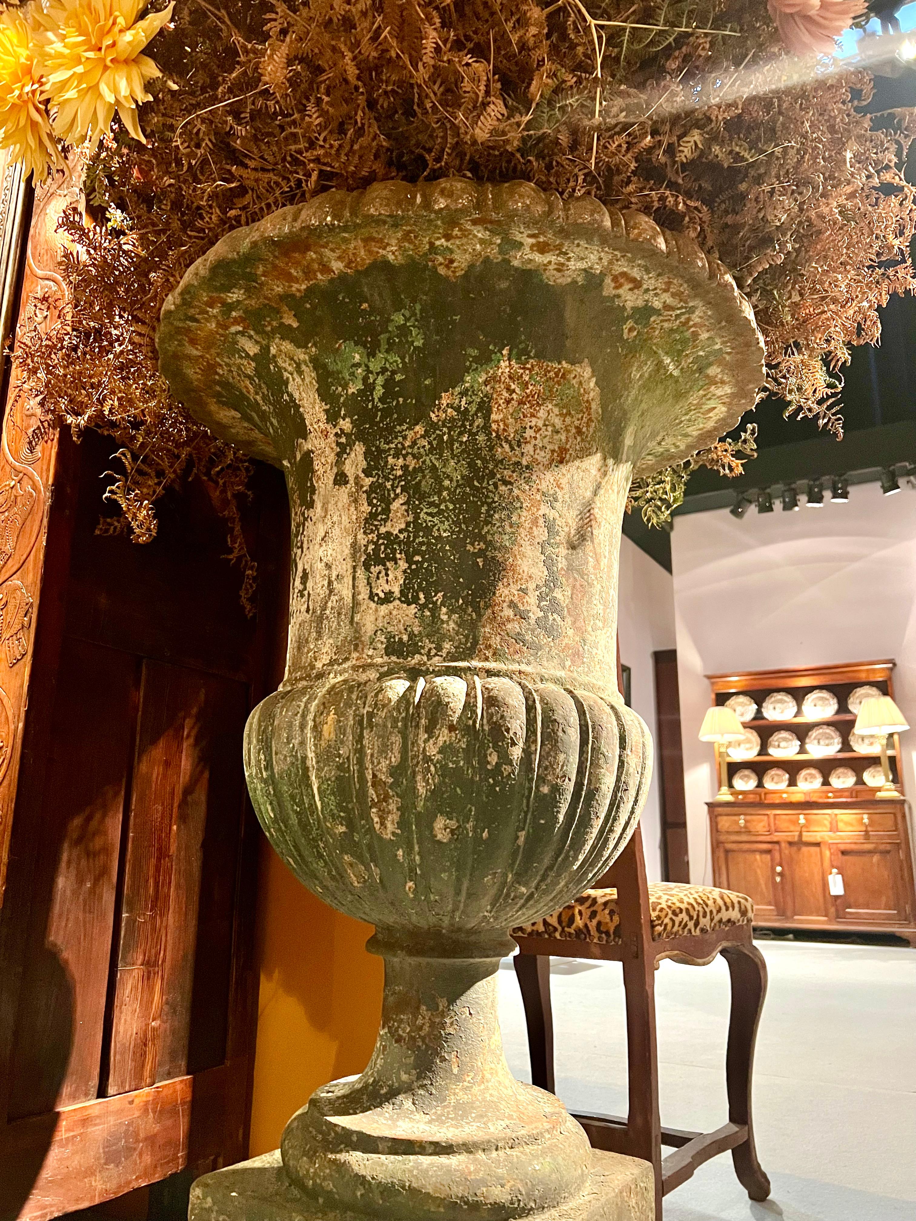 Français Paire de vases Médicis en fonte patine verte en vente