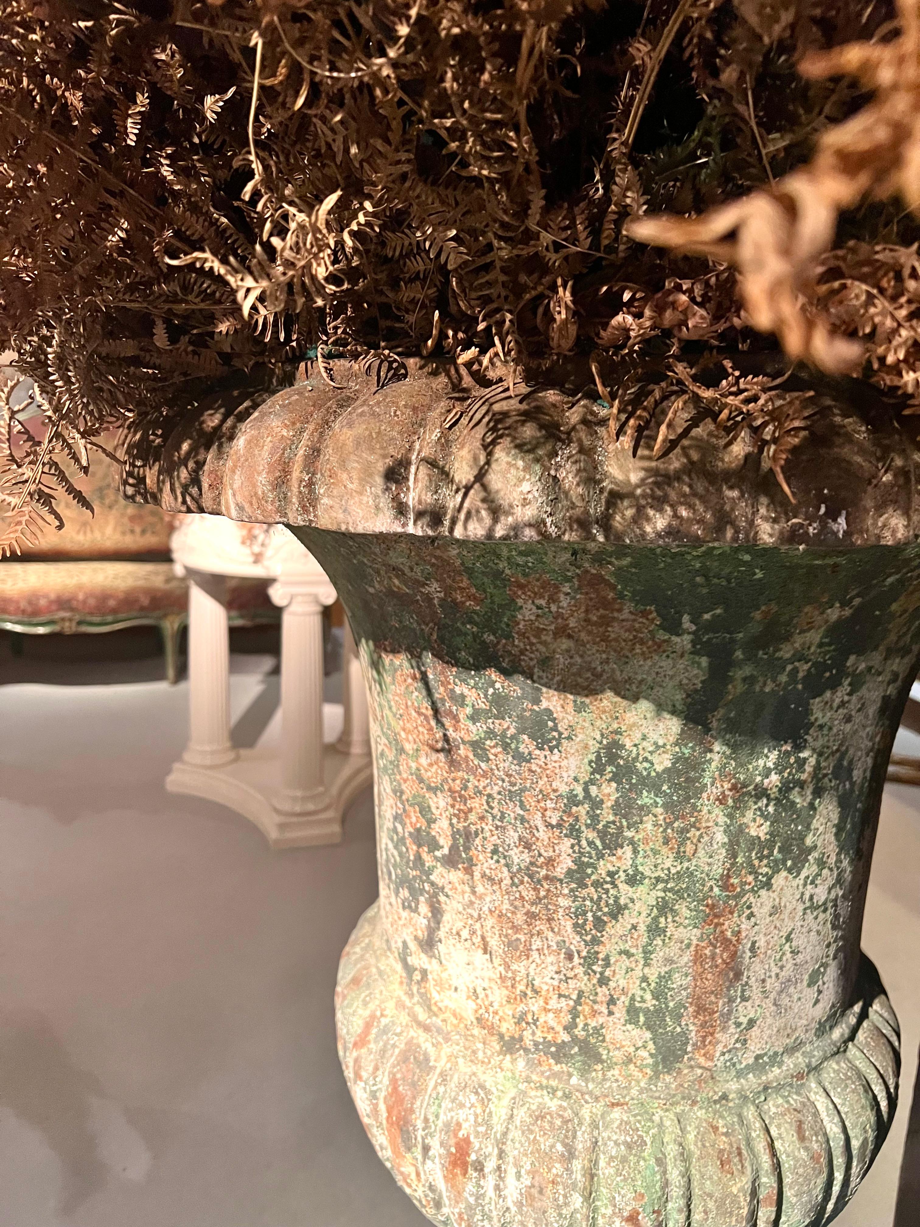 Moulage Paire de vases Médicis en fonte patine verte en vente