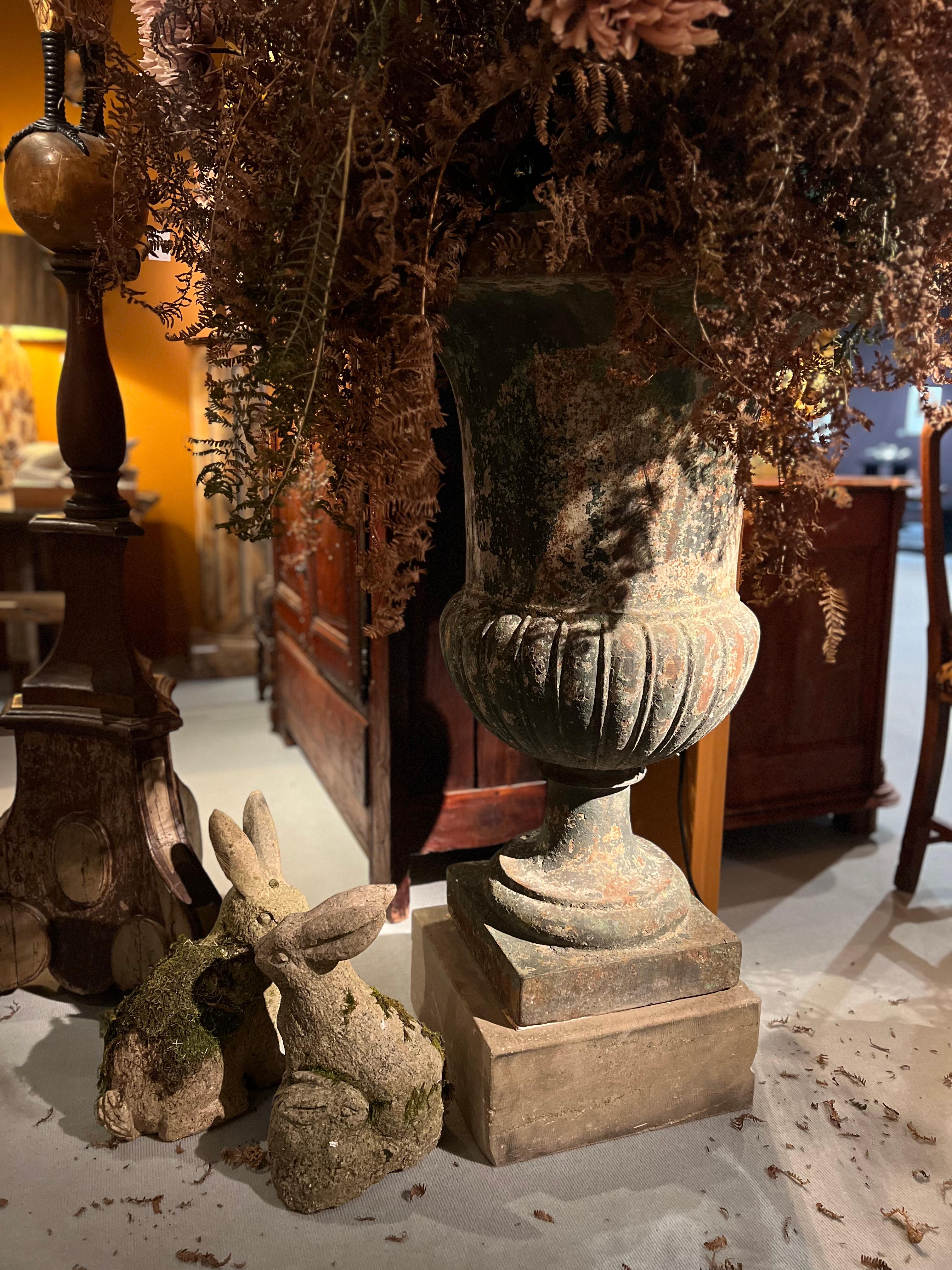 Fer Paire de vases Médicis en fonte patine verte en vente