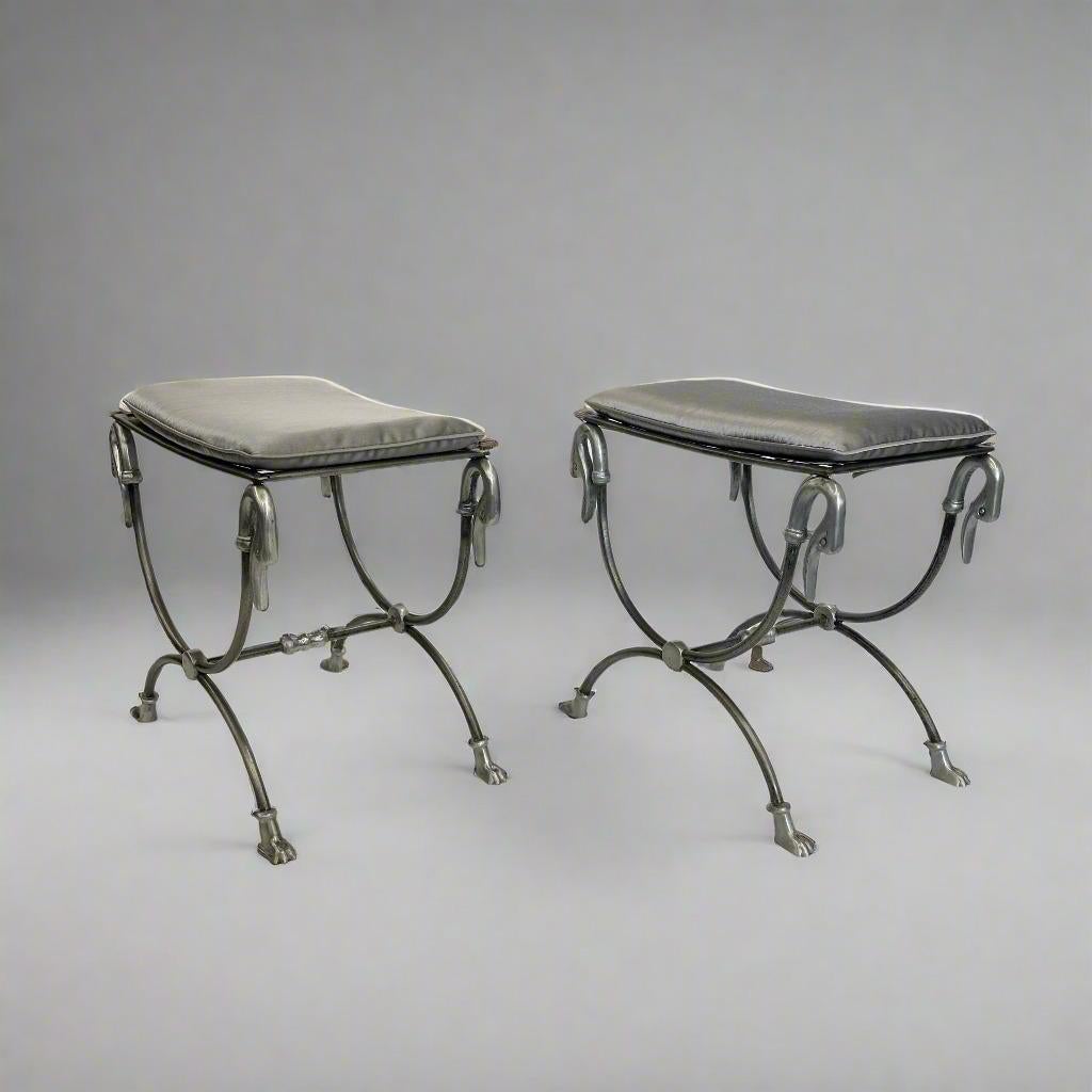 Paire de tabourets en fonte du milieu du siècle.
Fonte avec détails en forme de tête de cygne.