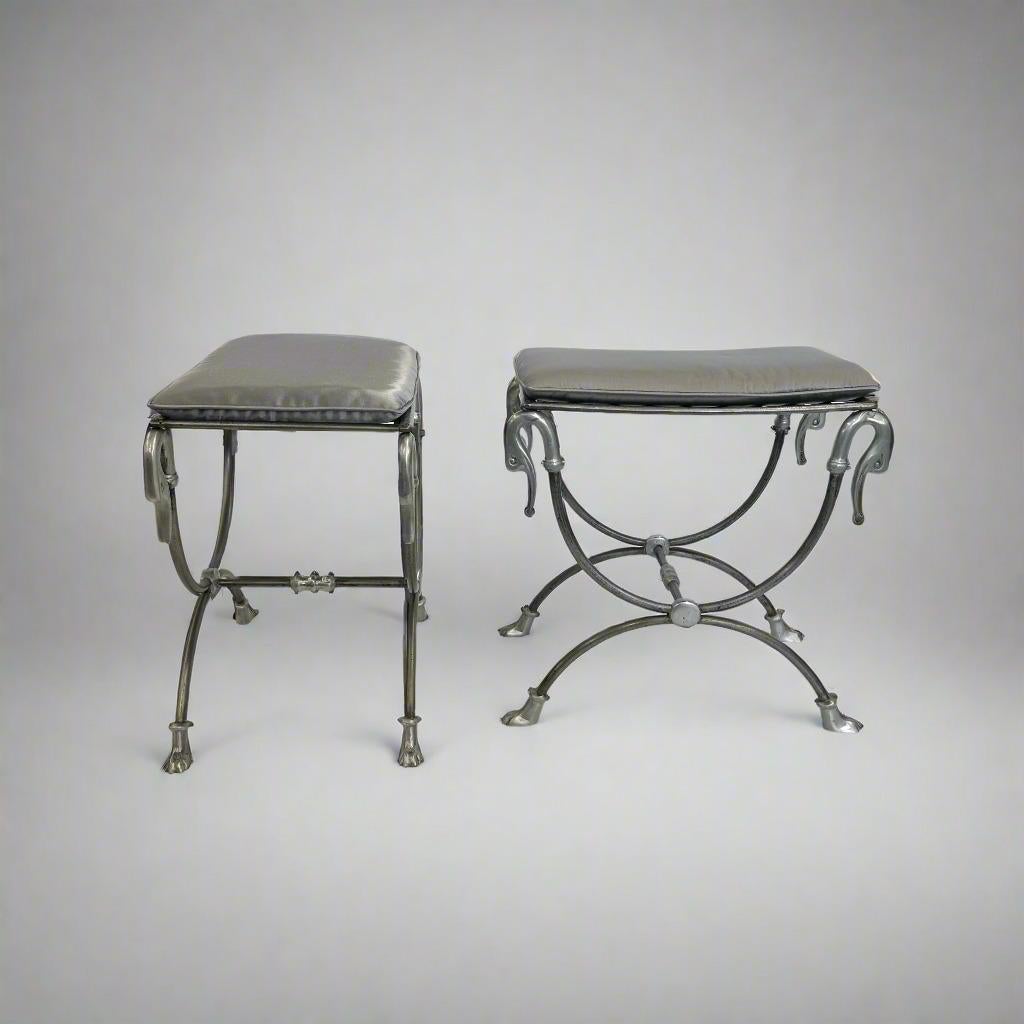 Mid-Century Modern Paire de tabourets en fonte du milieu du siècle dernier en vente