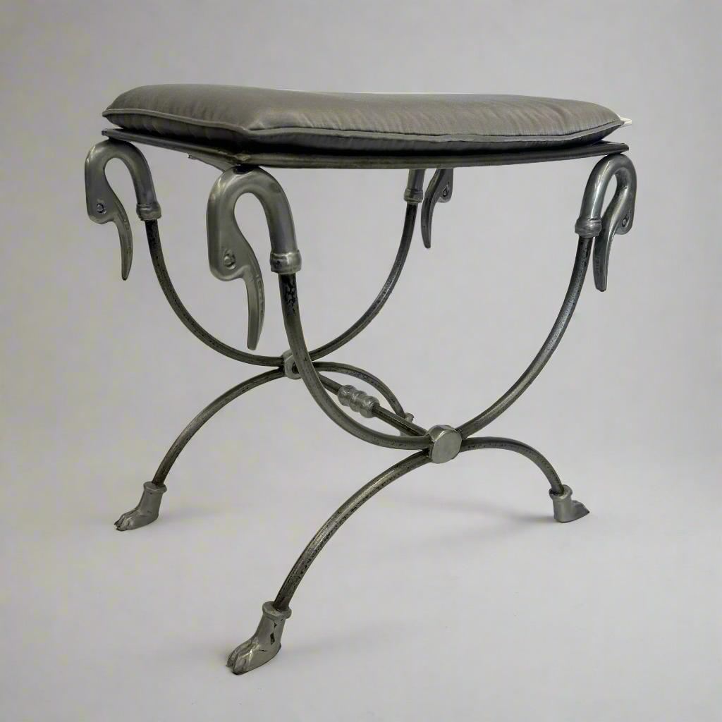 Paire de tabourets en fonte du milieu du siècle dernier Bon état - En vente à New York, NY