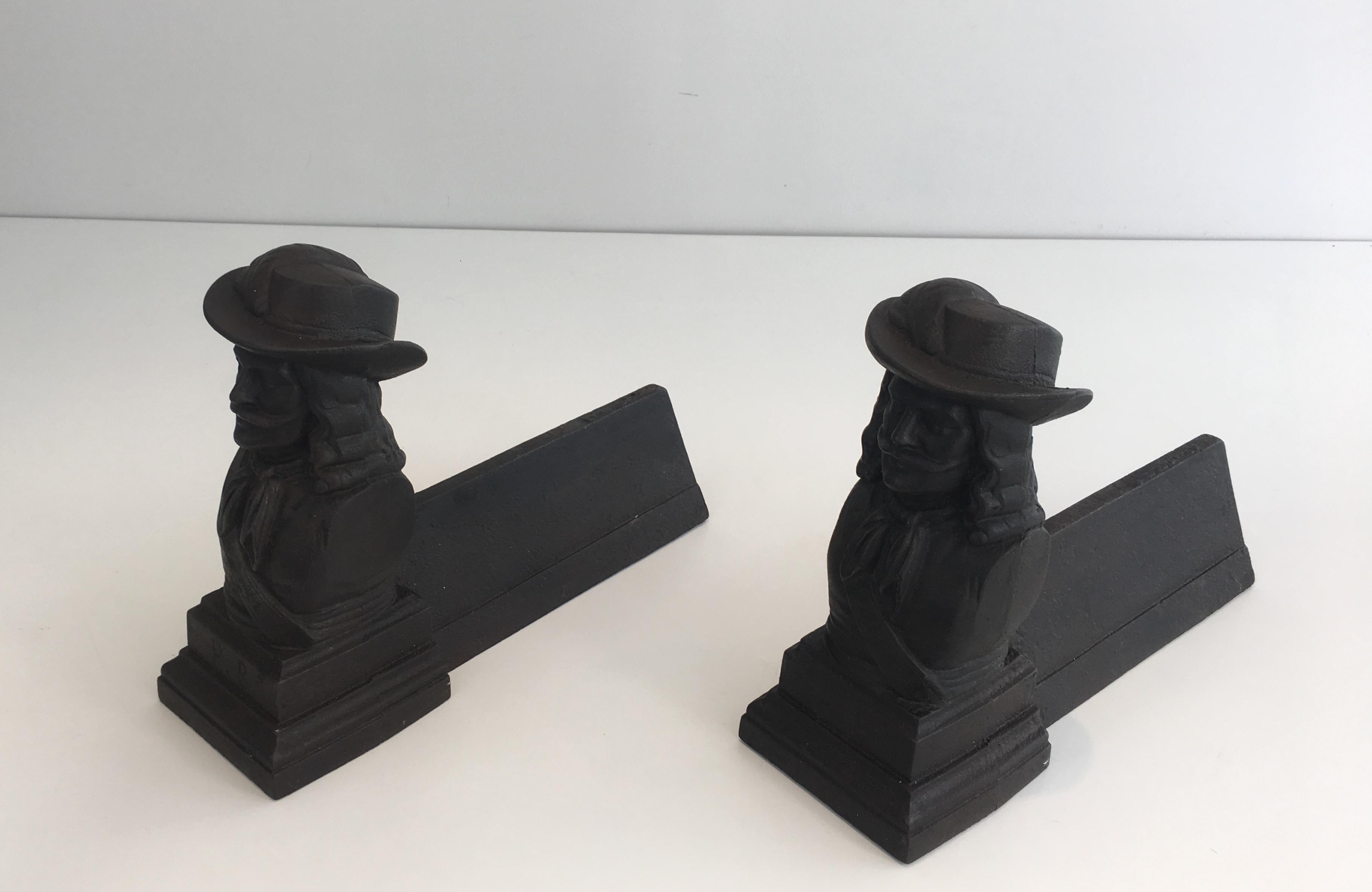Pareja de morillos de hierro fundido, franceses, hacia 1950 en venta 5