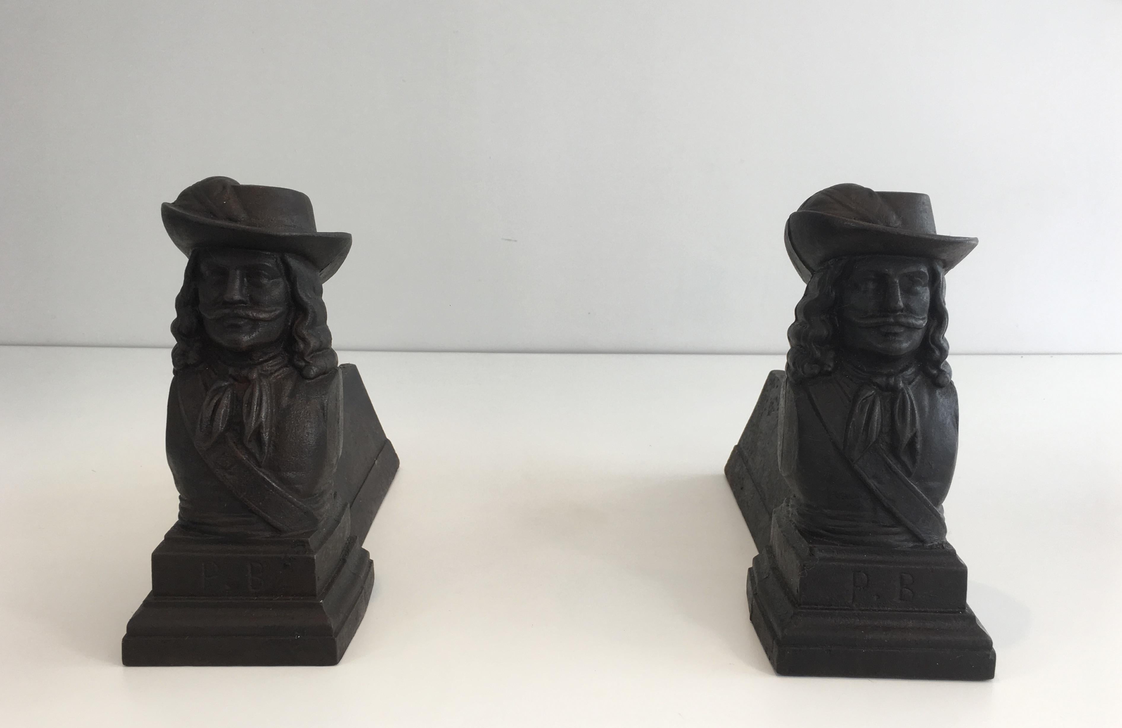 Pareja de morillos de hierro fundido, franceses, hacia 1950 Luis XIV en venta