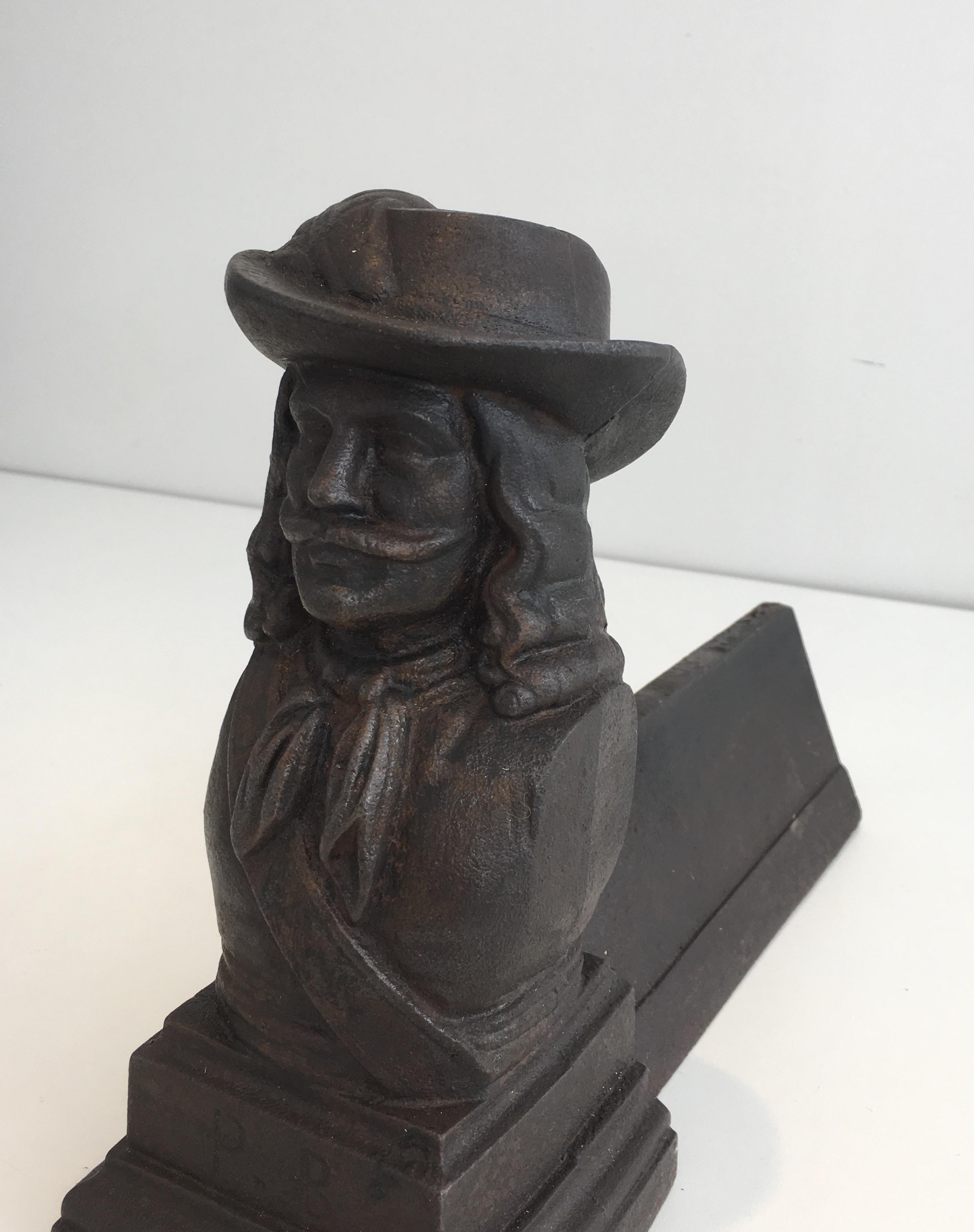 Pareja de morillos de hierro fundido, franceses, hacia 1950 en venta 1