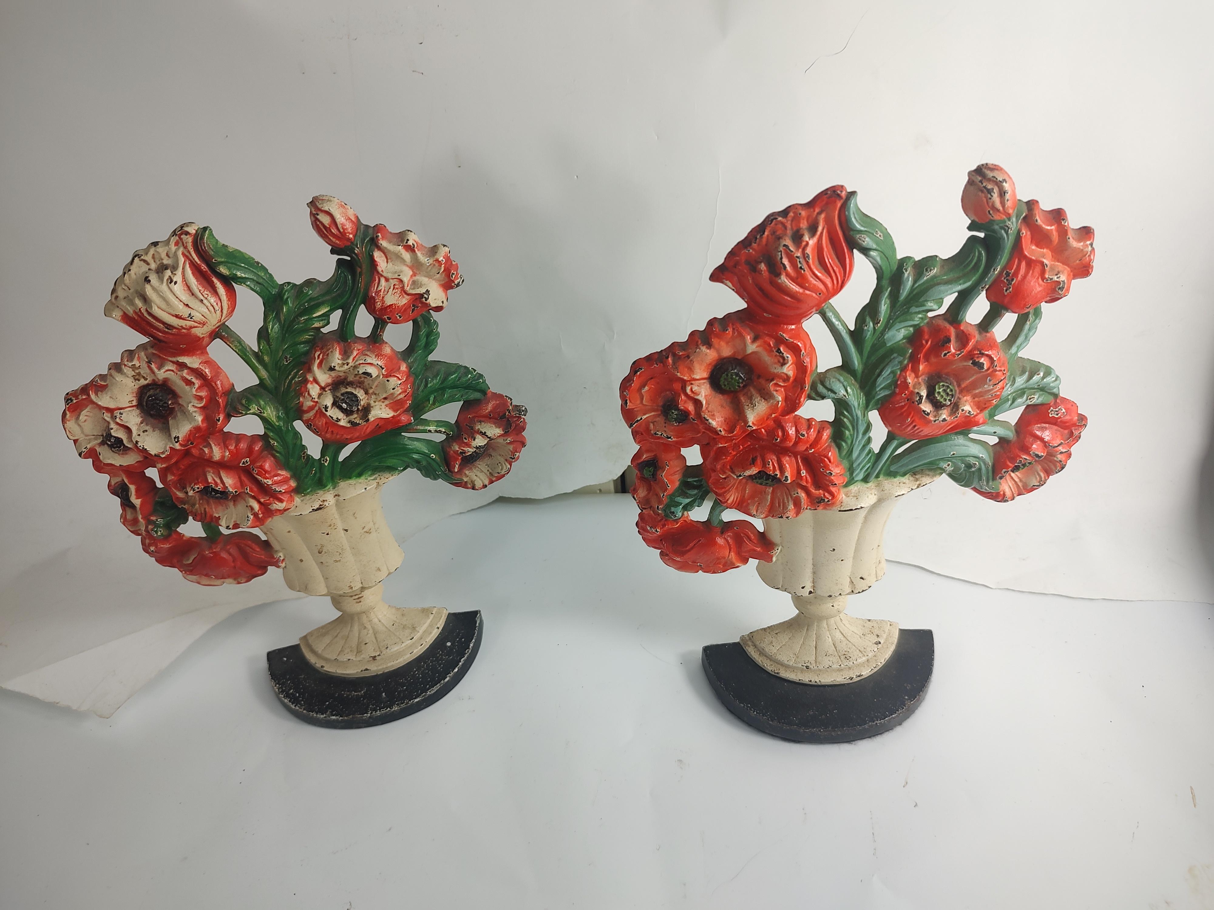 Fer Paire de butoirs de porte Hubley en fonte peints d'origine C1935 Fleurs dans un bouquet  en vente