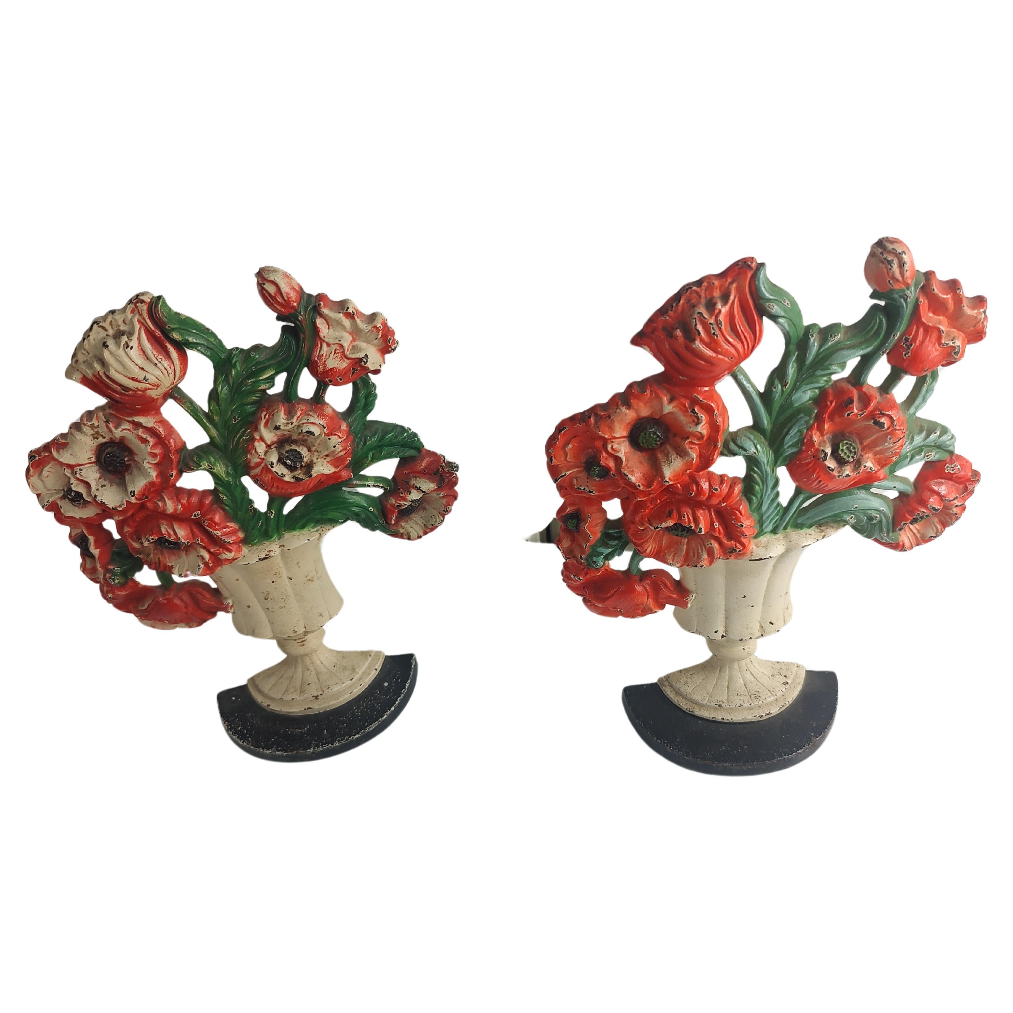 Par de topes de puerta Hubley de hierro fundido con pintura original C1935 Flores en un ramo en venta