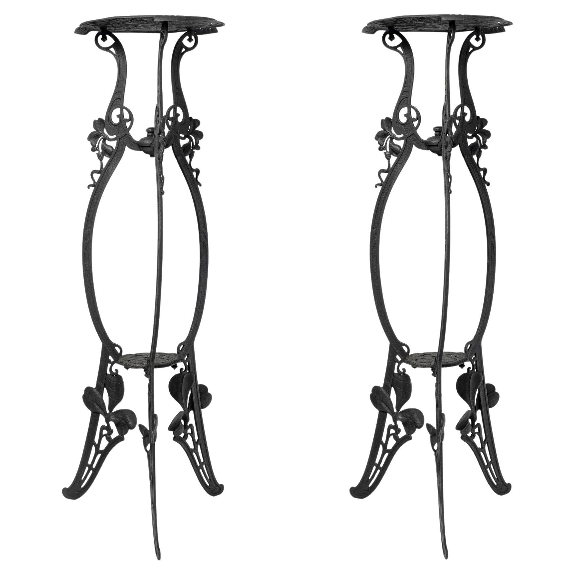 Pareja de pedestales de hierro fundido, época art nouveau. Francia, principios del siglo XX.