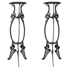 Pareja de pedestales de hierro fundido, época art nouveau. Francia, principios del siglo XX.