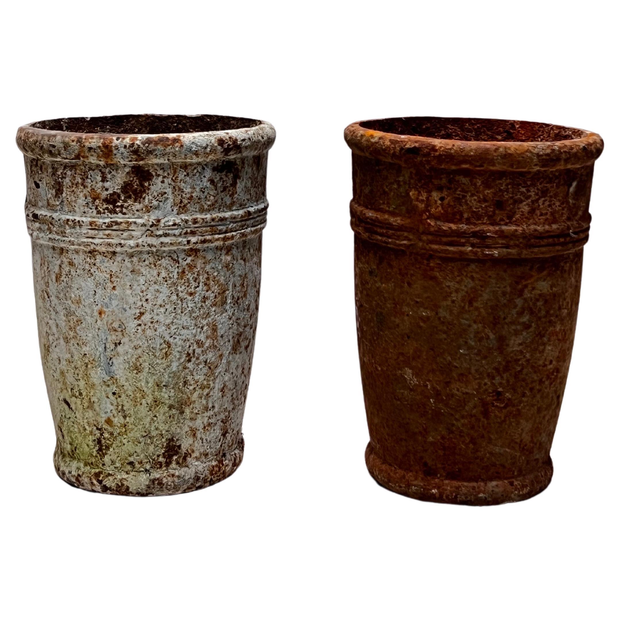 Pair of Cast Iron Planter, England 20th century Lots of patina H 17 cm For Sale