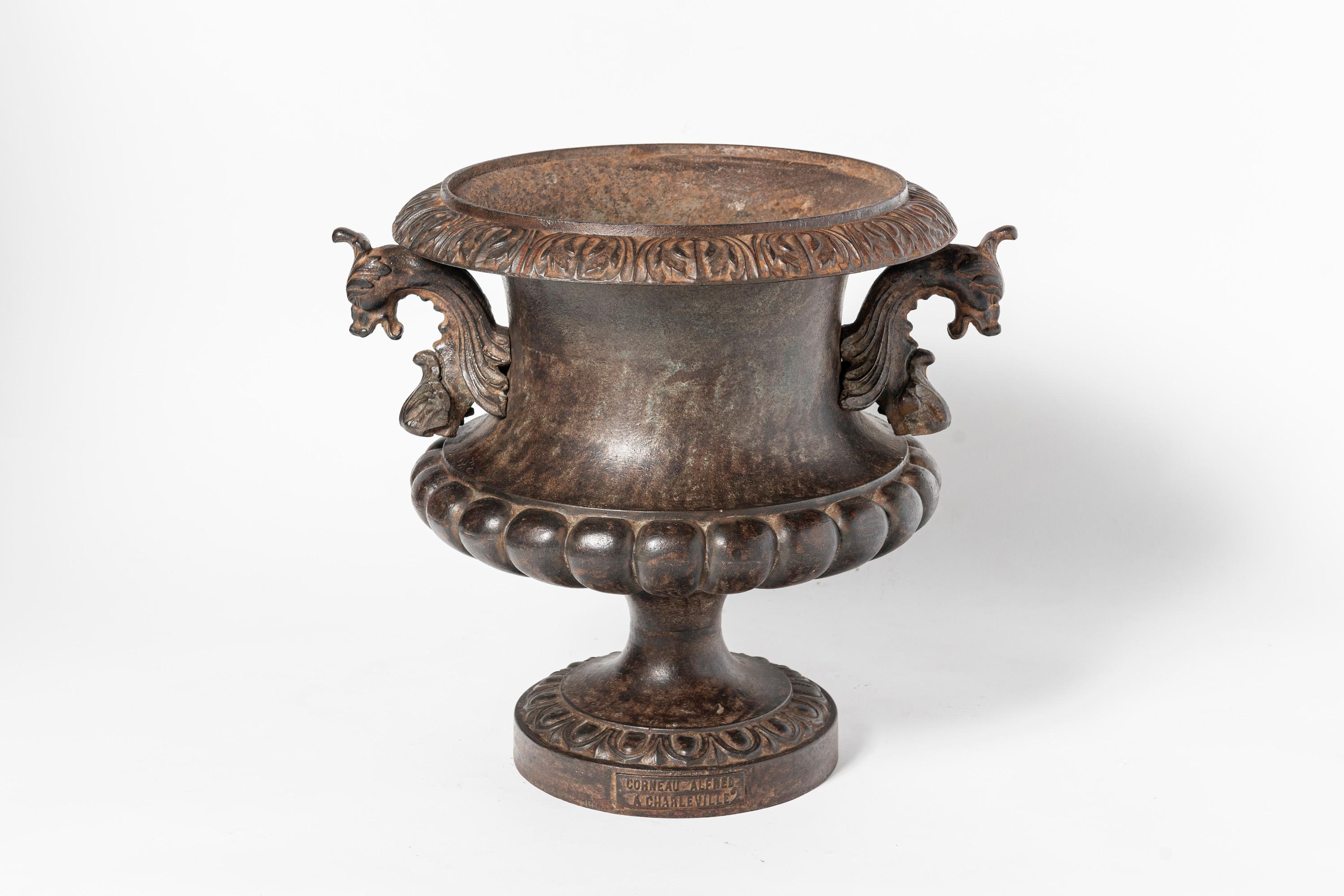 Pareja de maceteros de hierro fundido de Alfred Corneau. Francia, principios del siglo XX. Neoclásico en venta