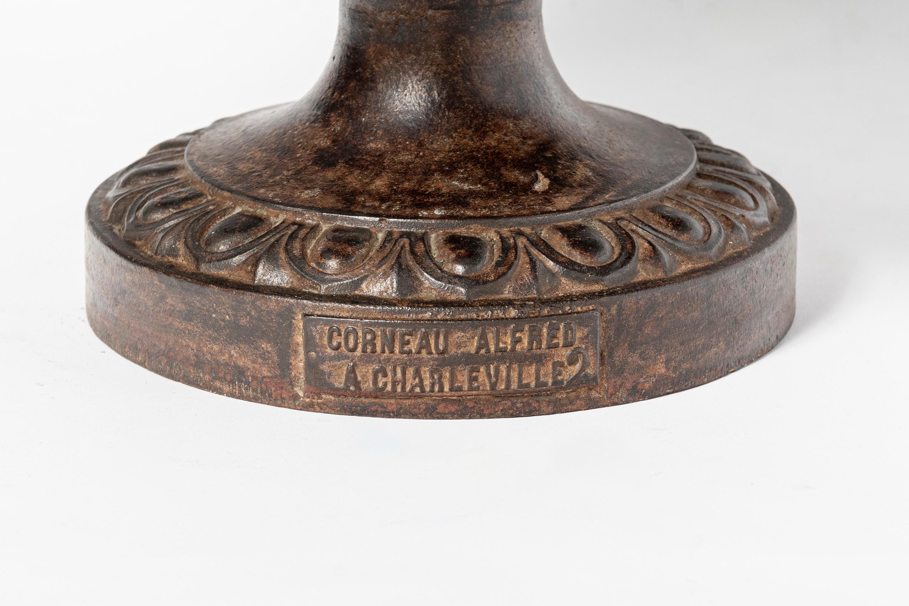 Pareja de maceteros de hierro fundido de Alfred Corneau. Francia, principios del siglo XX. Vaciado en venta