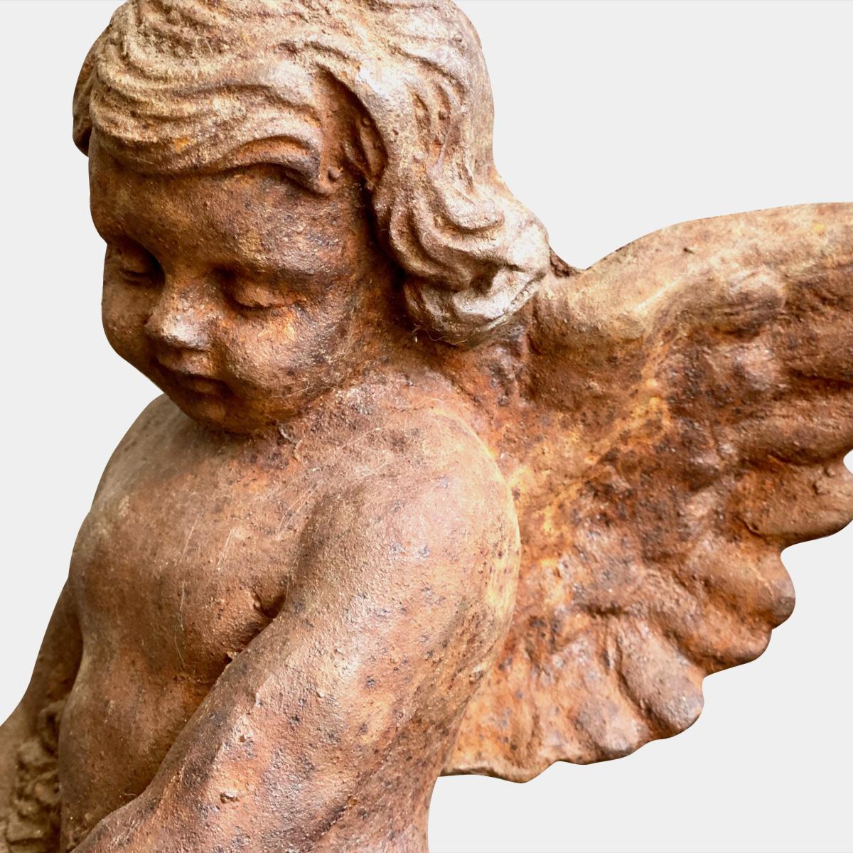 Une charmante paire de figurines de putti en fonte. Début ou milieu du 20e siècle, belle patine intacte.