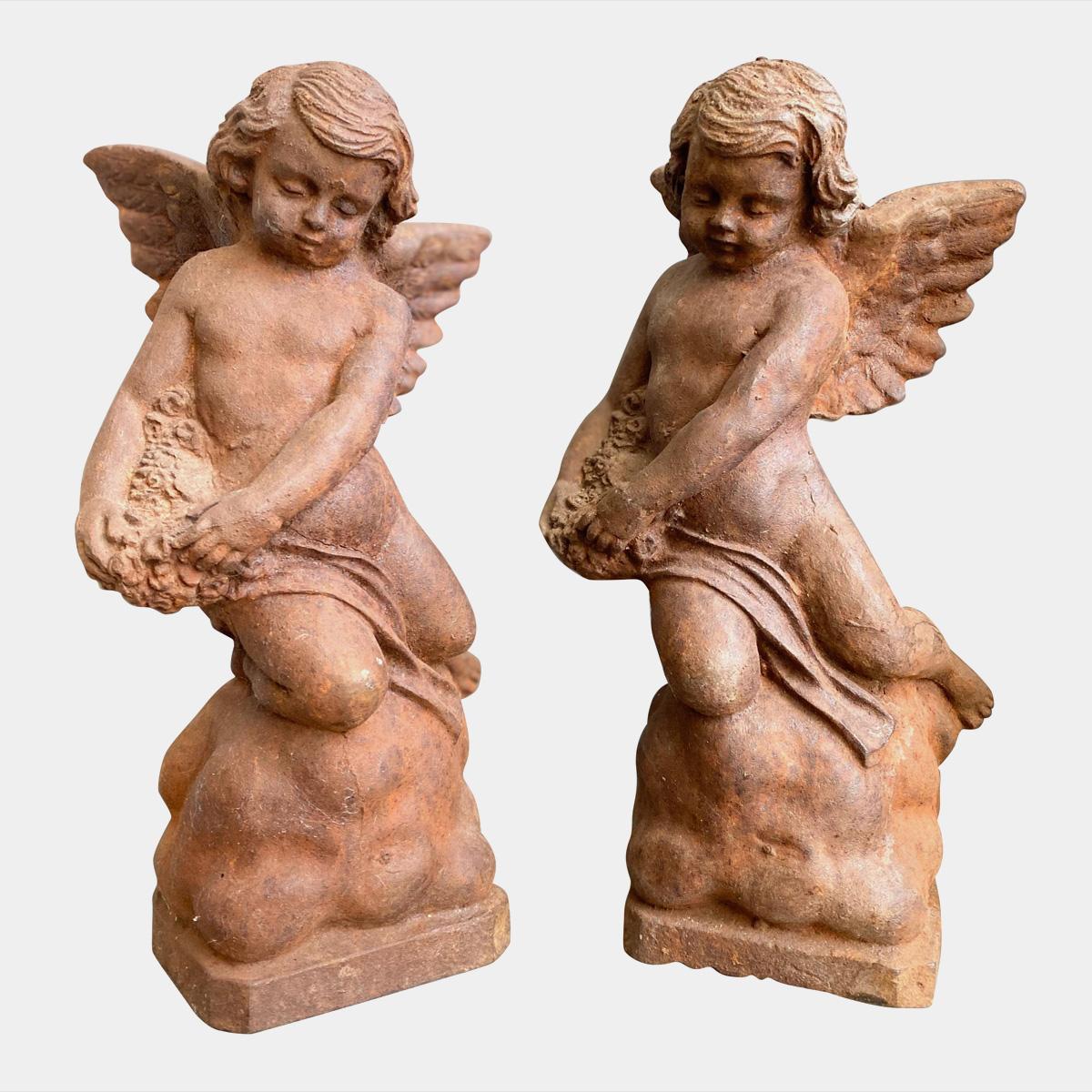 Pair of Cast Iron Putti Figures In Good Condition For Sale In London, GB