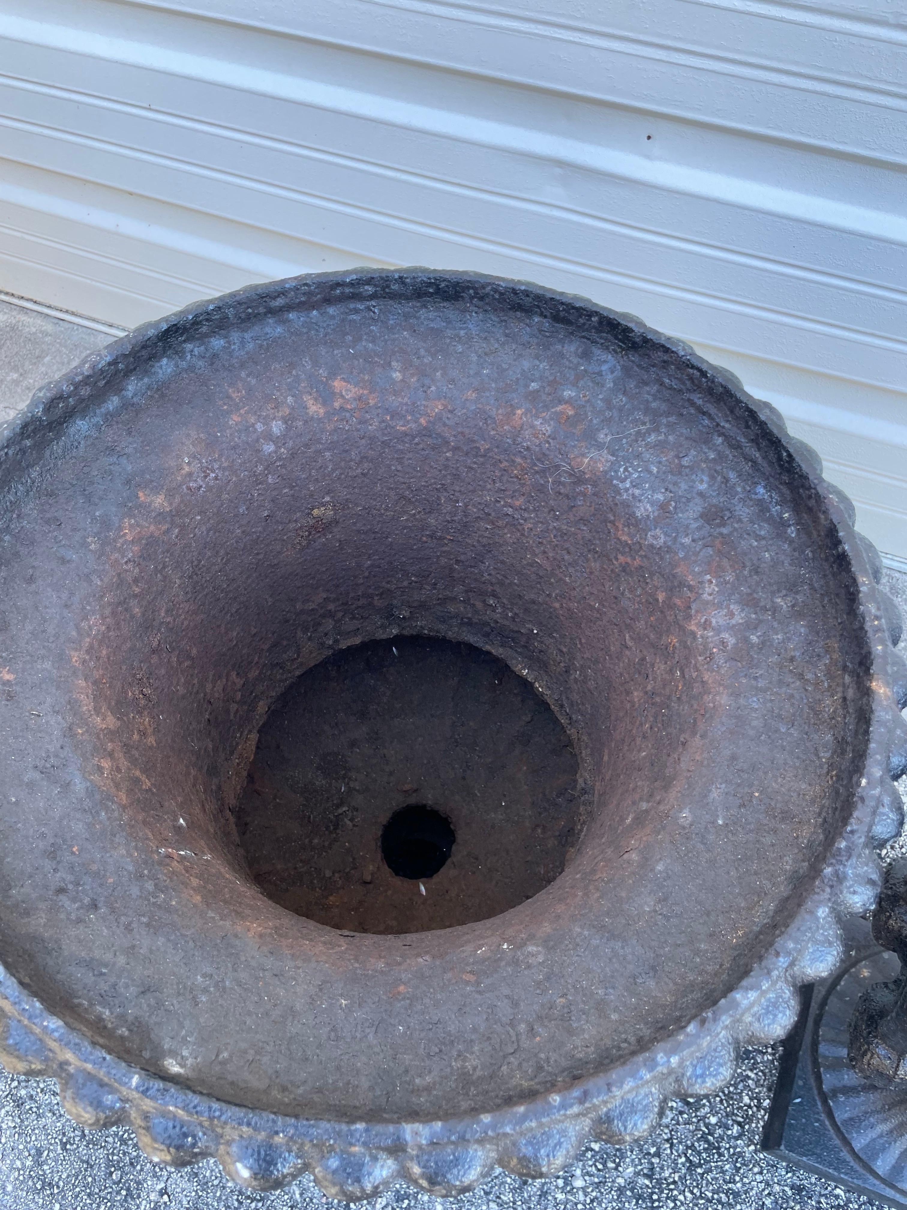 Coppia di fioriere a forma di urna in ghisa in vendita 3