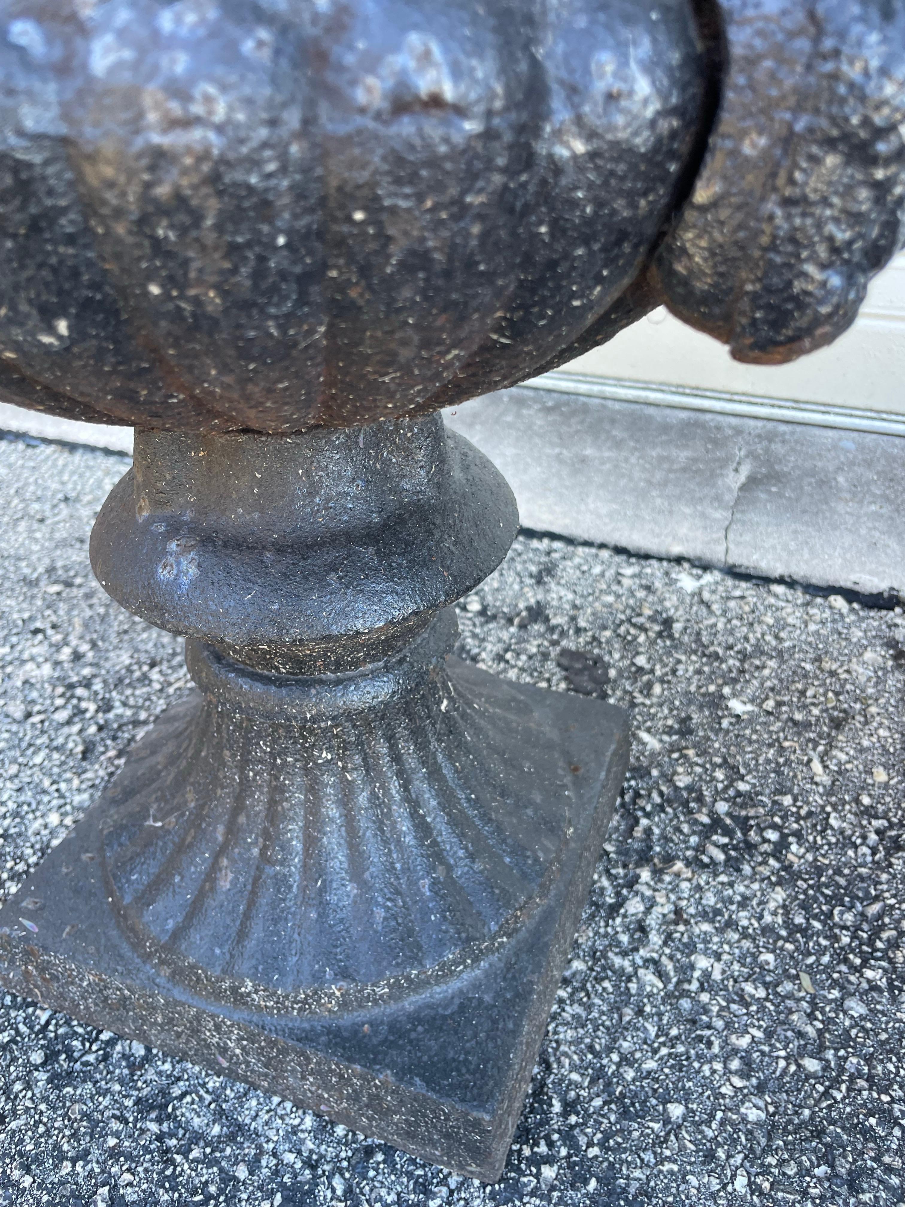 Coppia di fioriere a forma di urna in ghisa In condizioni buone in vendita a West Palm Beach, FL