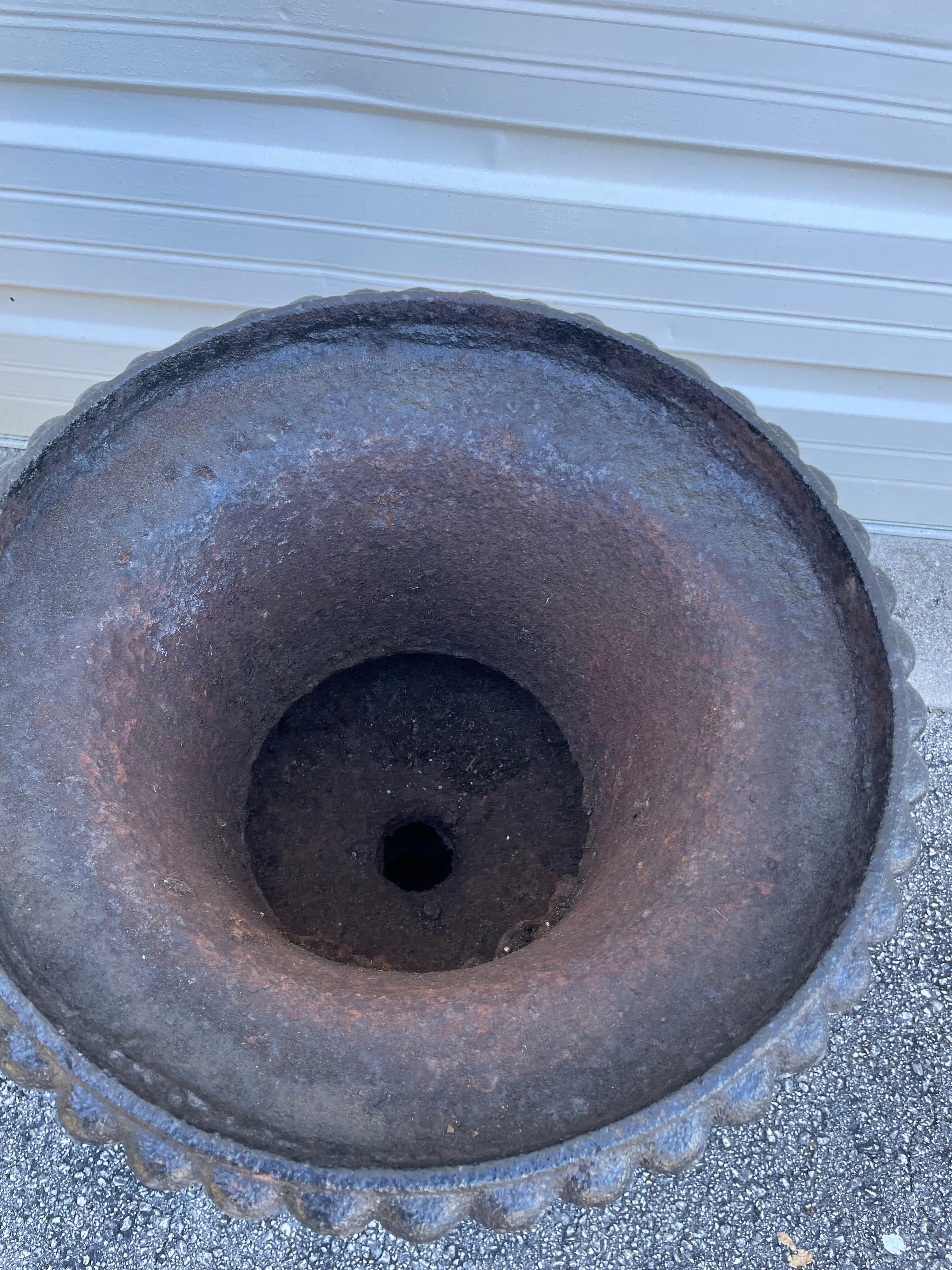 XIX secolo Coppia di fioriere a forma di urna in ghisa in vendita